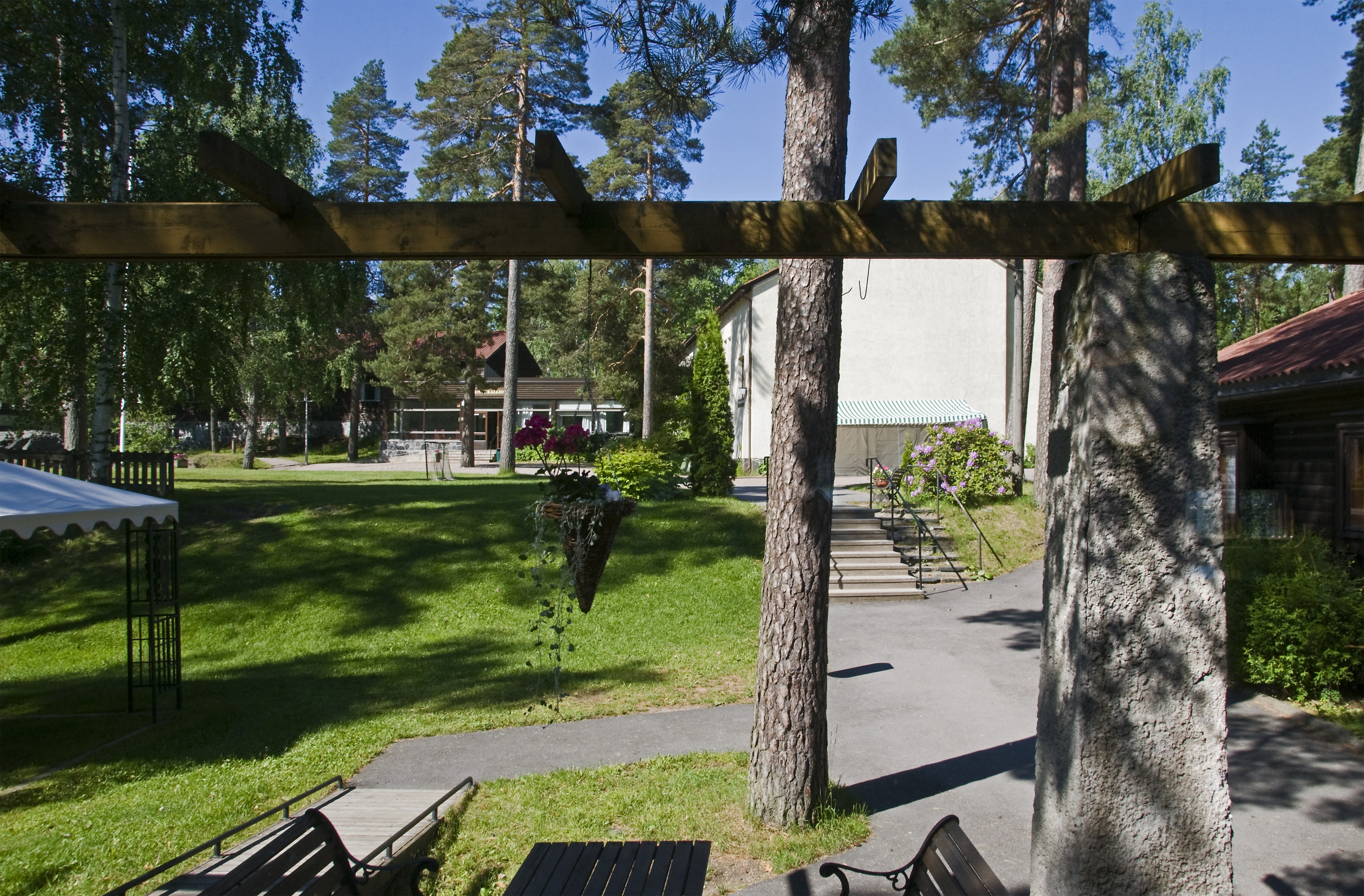 Karhusaari, Kuntokallion kurssikeskus, Kuntokalliontie 6. Päärakenus nähtynä ruokalarakennuksen edestä. Arkkitehti Antero Pernaja, 1940-luku.