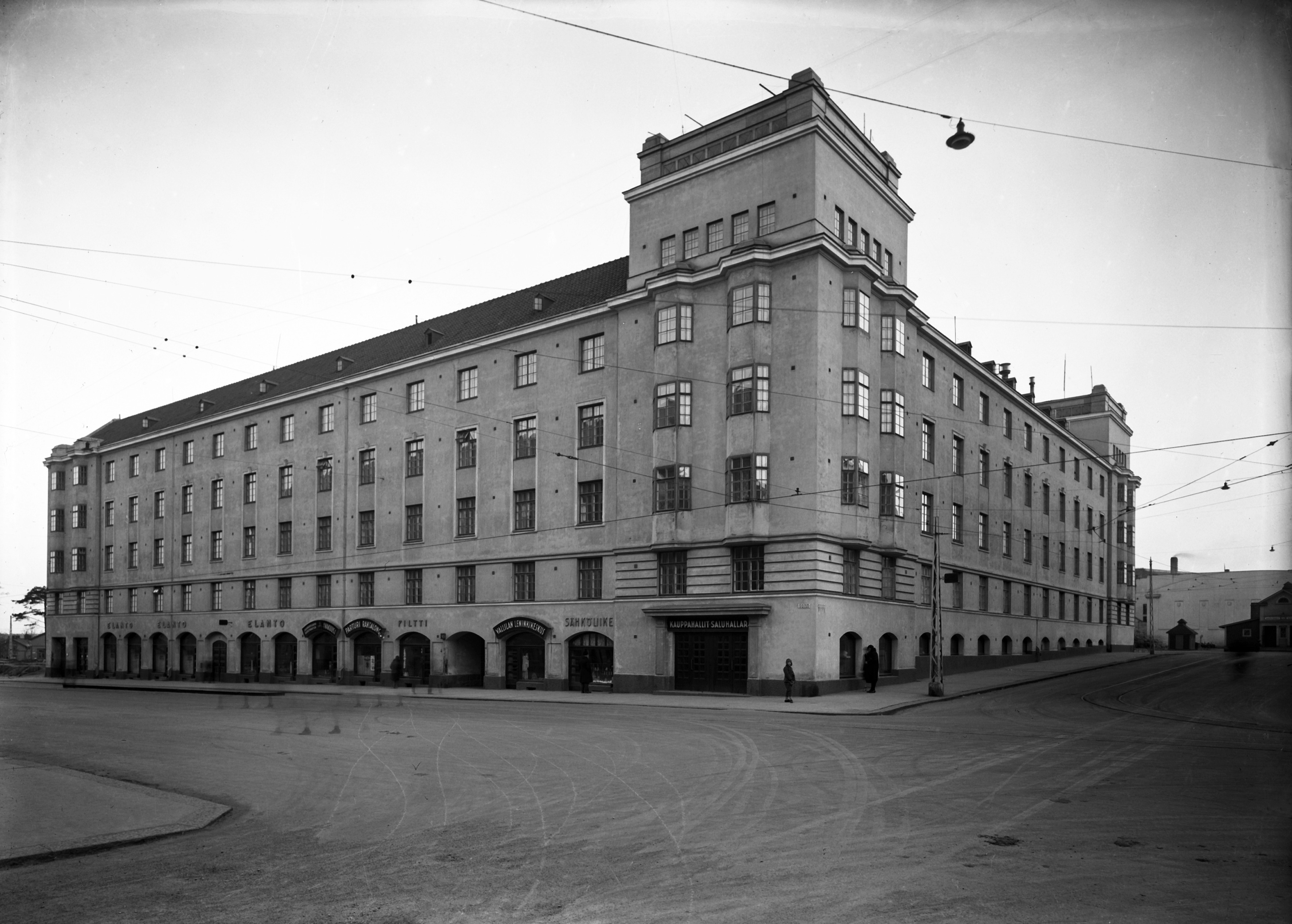 Sturenkatu 43 - 45, Kangasalantie 5. Rakennuksessa toimi kauppahalli, Piltti, sähköliike, Vallilan leninkikeskus, parturi ja Elanto.