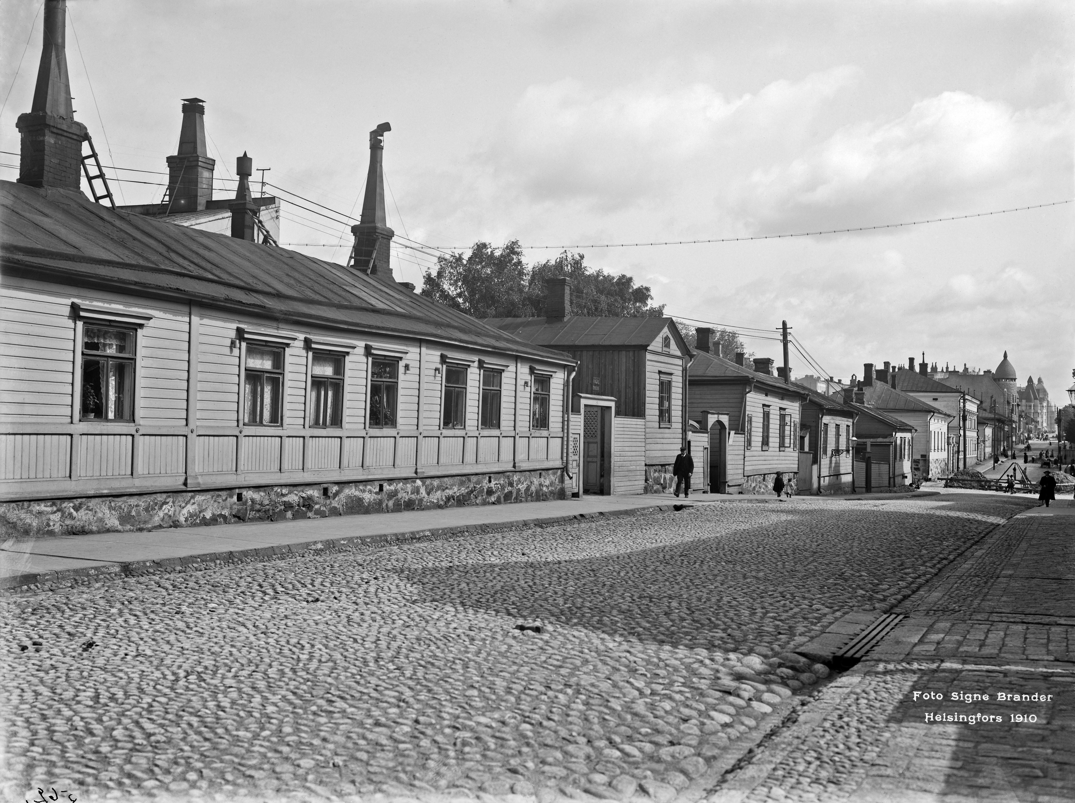 Antinkatu (= Lönnrotinkatu ) 43, 41, 39, 37.