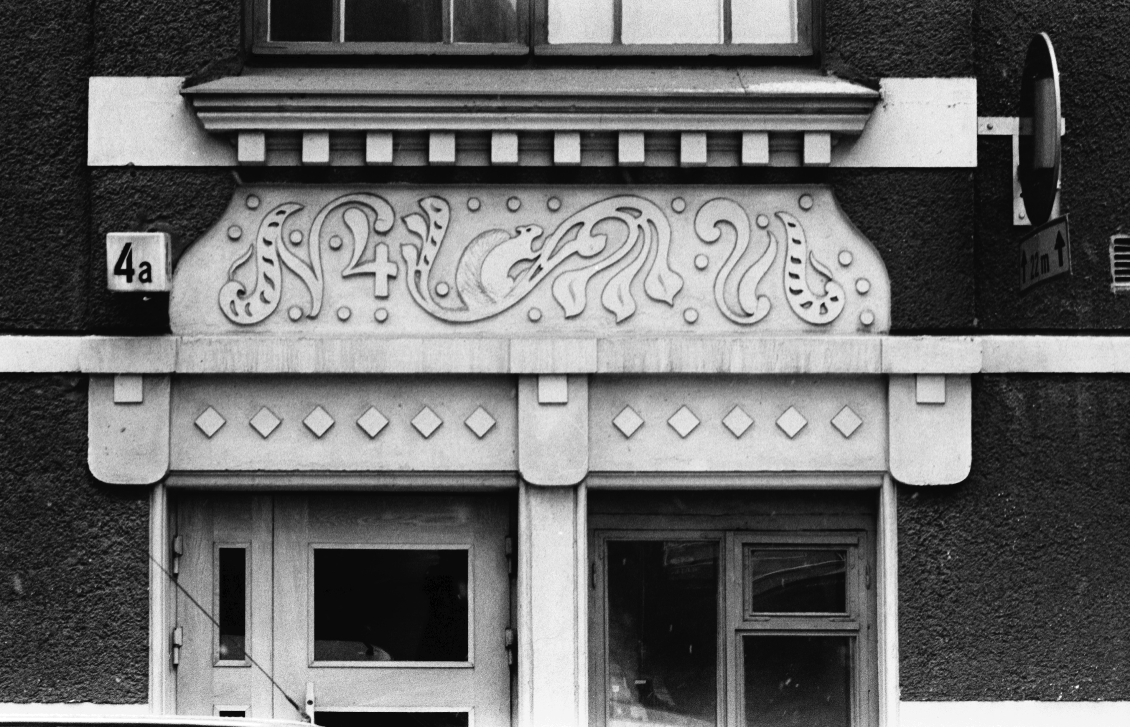Kulmakatu 4a. Jugend-aiheisia ornamentteja Kulmakatu 4a:n sisäänkäynnin päällä.
