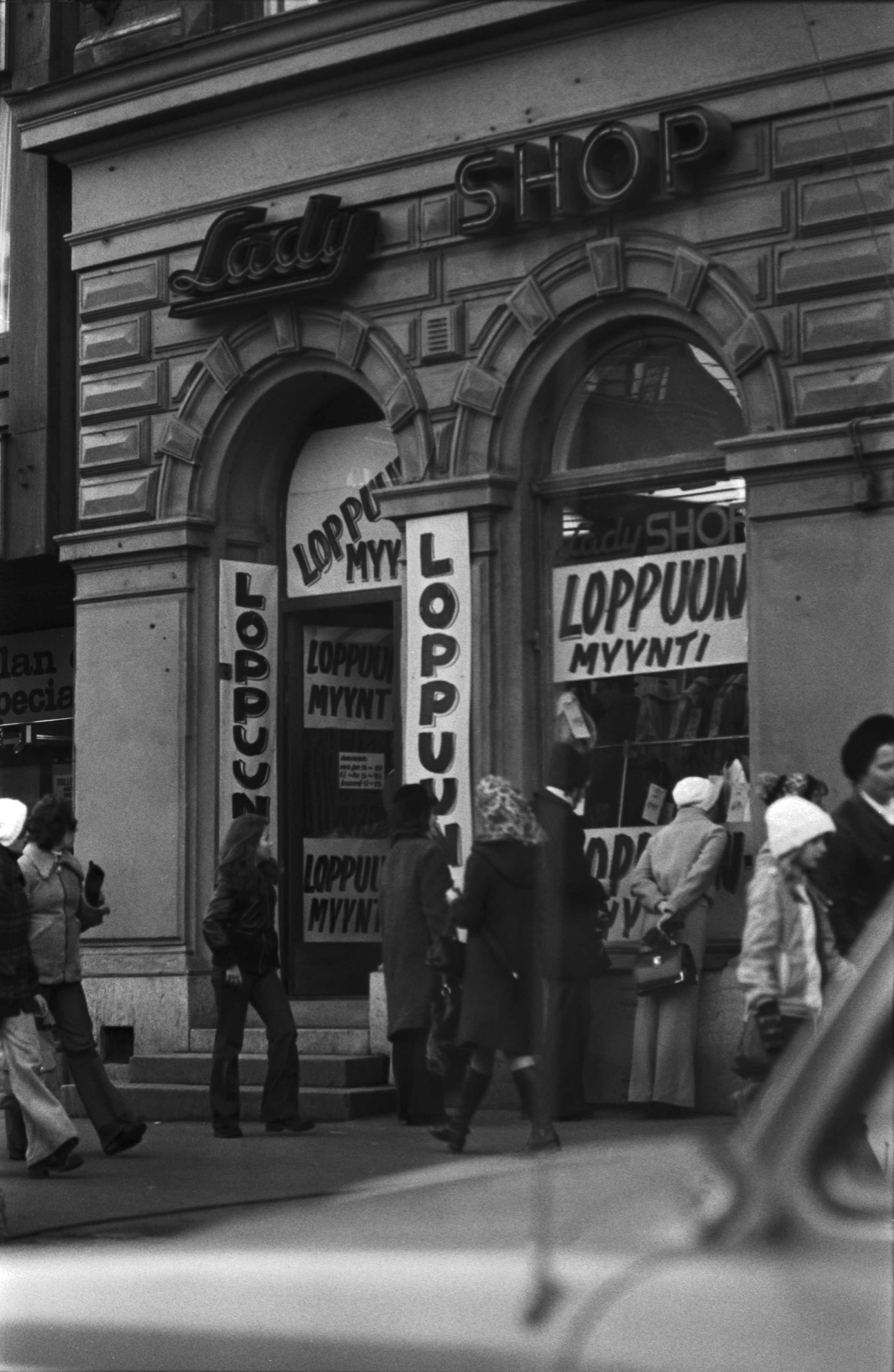 Mannerheimintie 16. Ihmisiä kävelemässä Mannerheimintiellä Lady Shop -asusteliikkeen edessä, jossa loppuunmyynti.