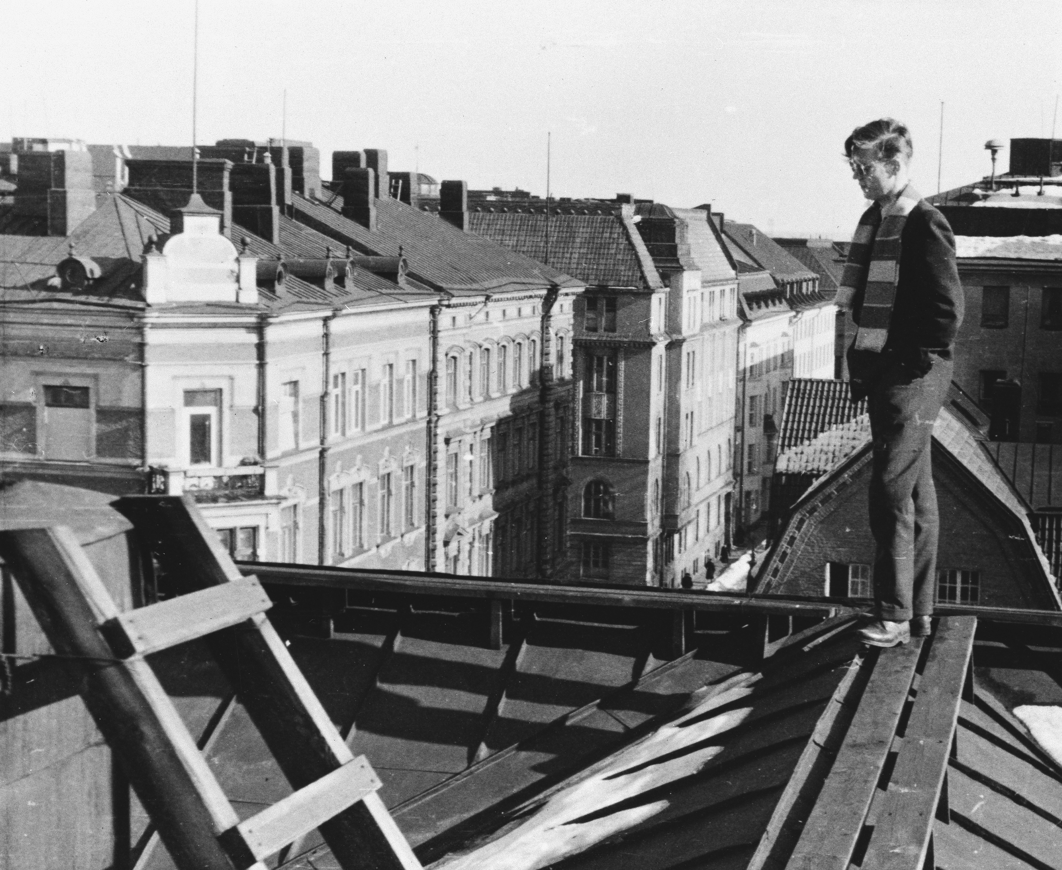 Helsingin Uusi yhteiskoulu. Pojat koulun katolla omin luvin koulupäivänä, lukion toisella luokalla 1956.