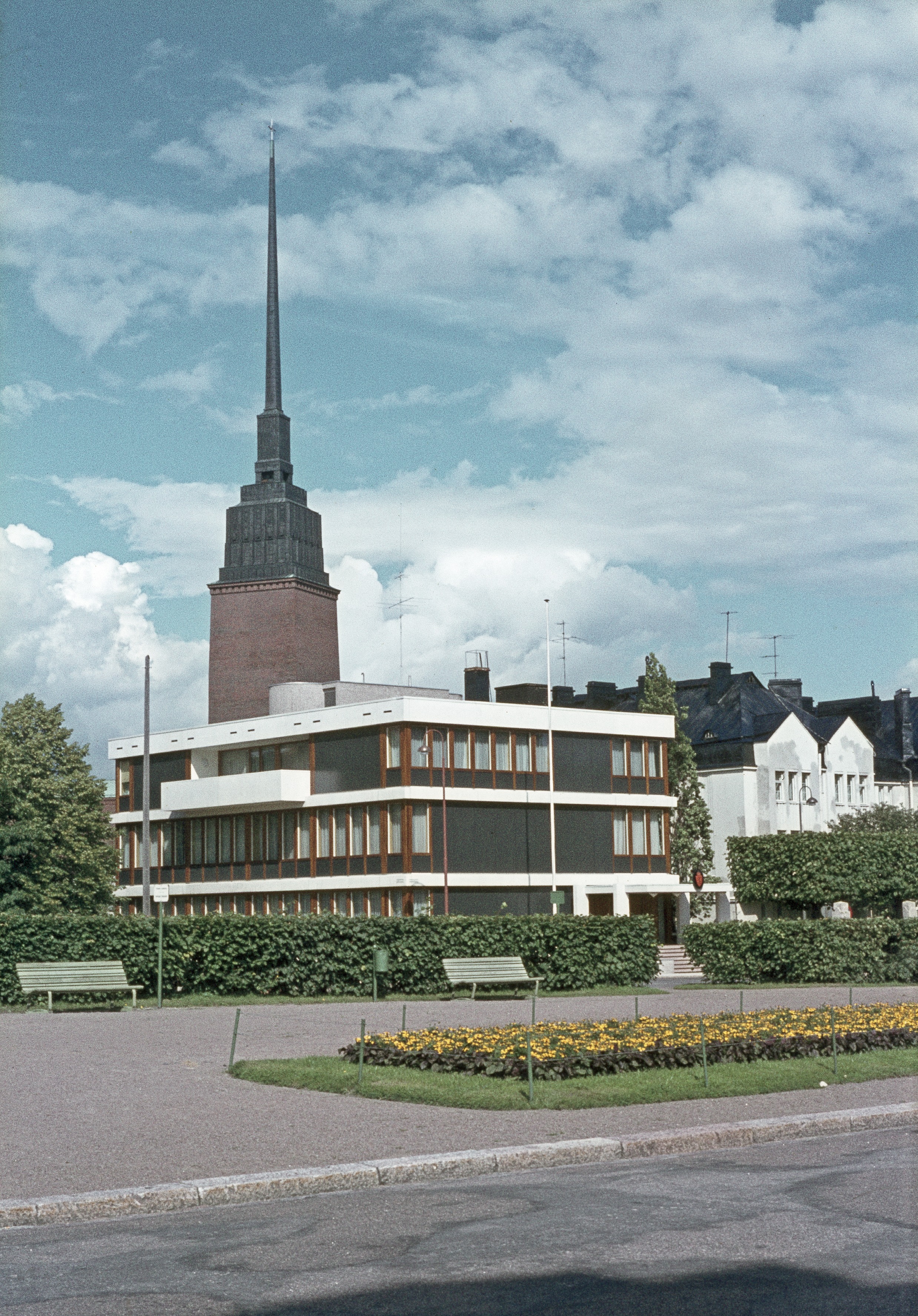 Engelinaukion kukkaistutukset, Norjan Suurlähetystö Rehbinderintie 17 - Hornintie 1 ja Mikael Agricolan kirkontorni.