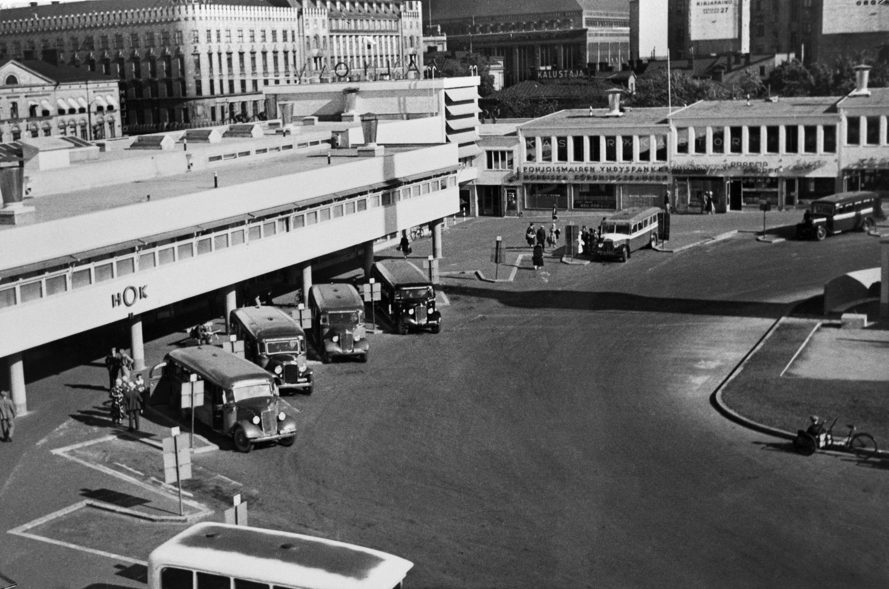 Kaukoliikenteen linja-autoja Helsingin linja-autoasemalla.