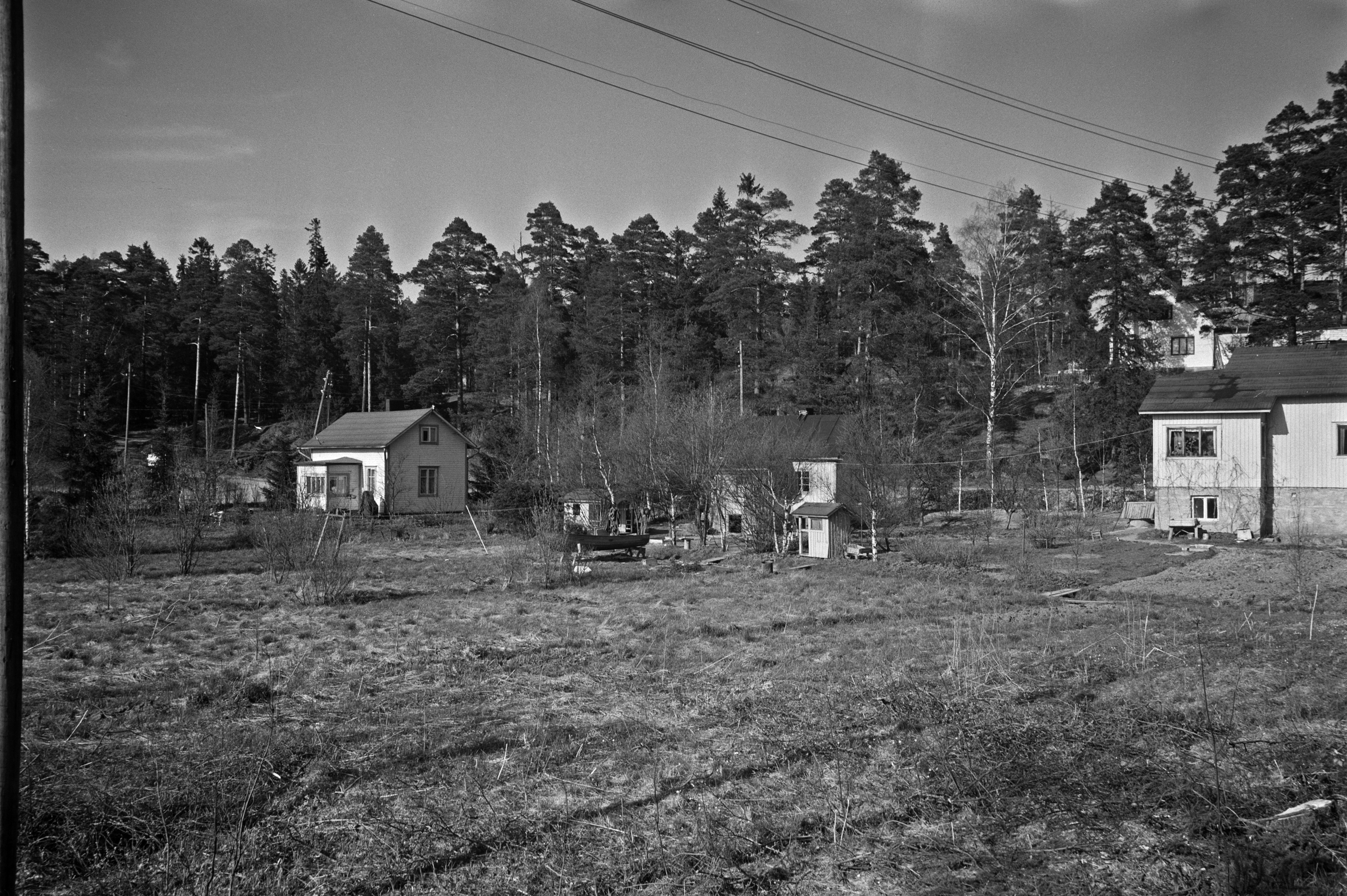 Tammisalo, Pellonperäntie 6 ja 8 Rajaveräjäntieltä nähtynä.