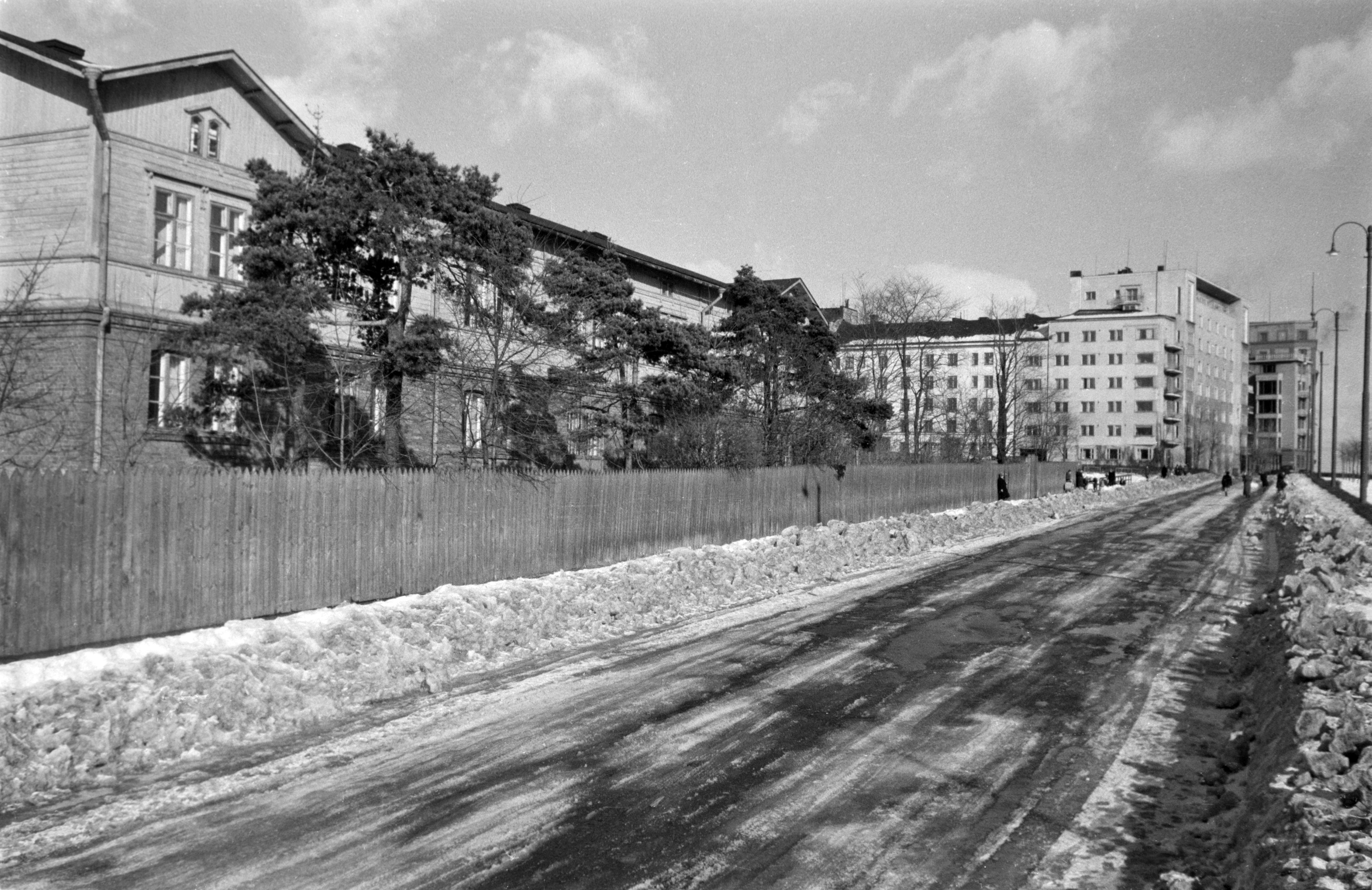 Pohjoinen Hesperiankatu 27. Puurakennus Kivelän sairaalan alueella. Taustalla Pohjoinen Hesperiankatu 21, 17.