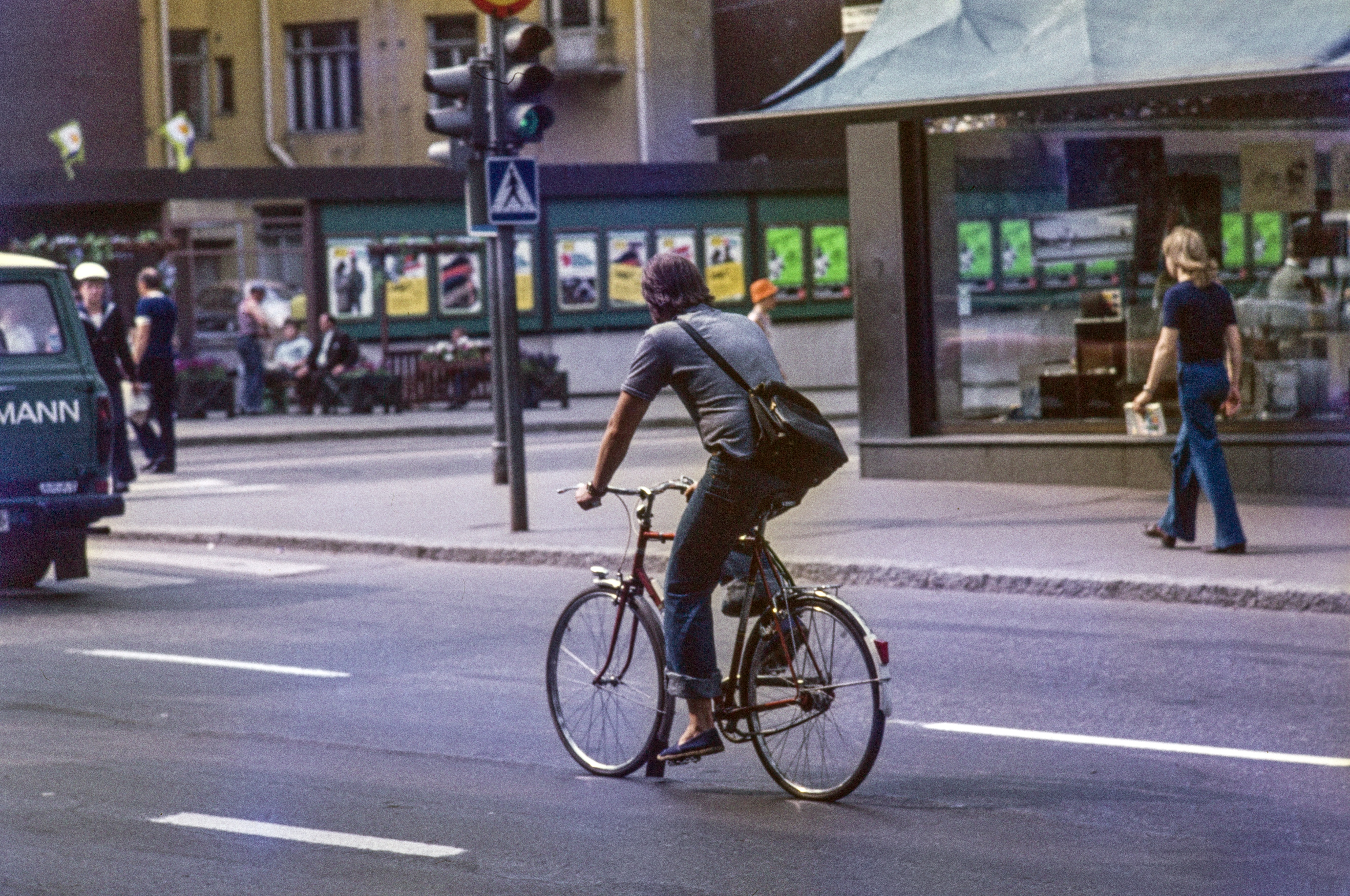 Polkupyöräilijä Pohjoisesplanadin ja Keskuskadun risteyksessä, oikeassa reunassa Akateemisen kirjakaupan näyteikkuna, taustalla Stockmann.