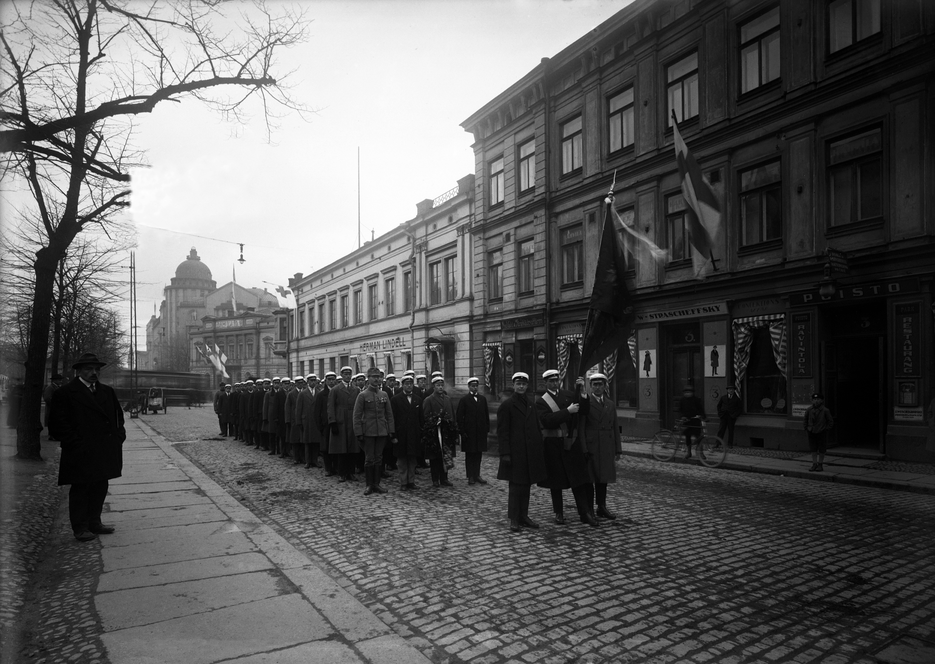 Akateeminen Karjala - Seura (AKS) marssimassa J.V. Snellmanin patsaan paljastustilaisuuteen Itäisellä Heikinkadulla (= Mannerheimintiellä).