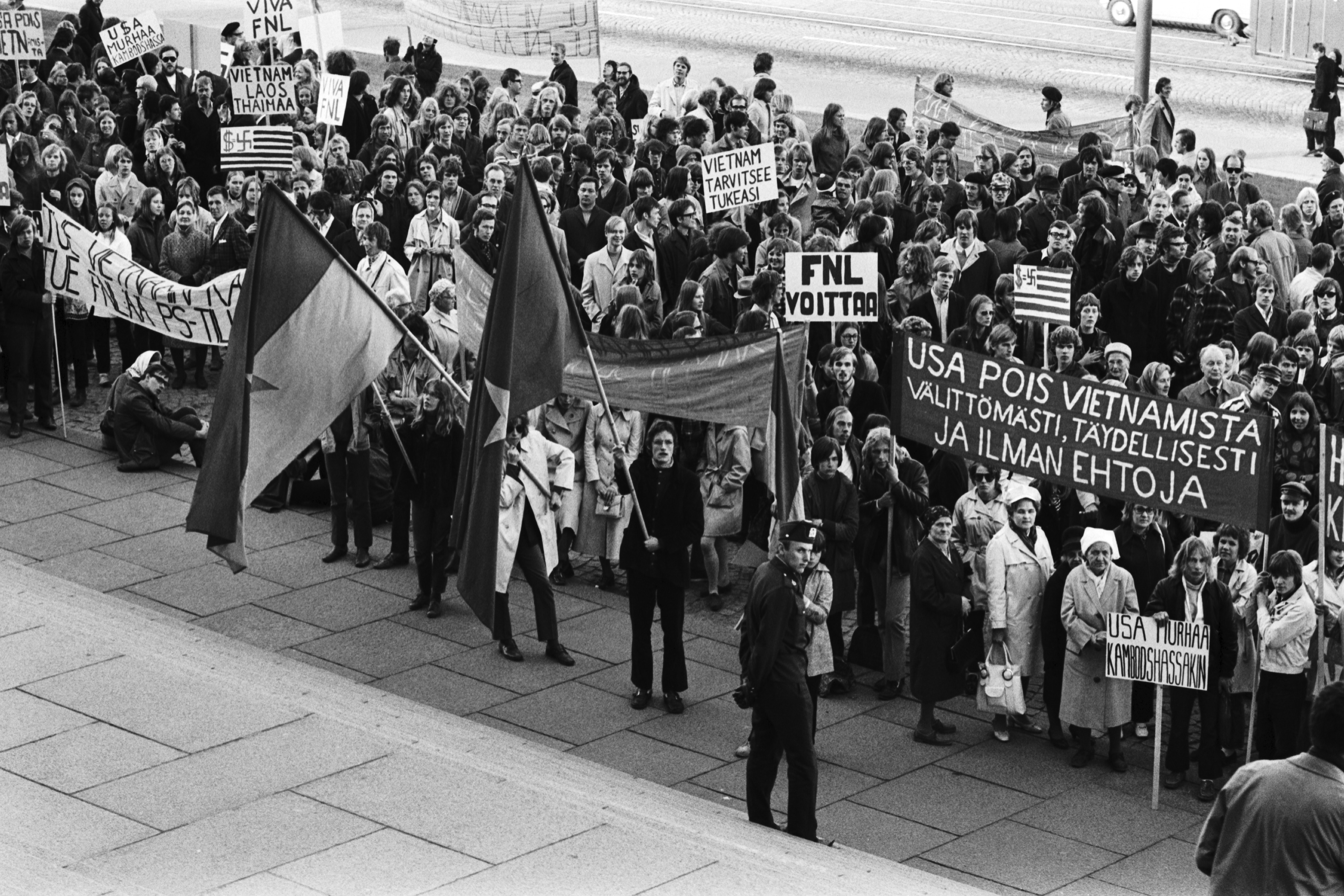 Mannerheimintie 30. Vietnamin sodan vastainen mielenosoitus Eduskuntatalon edessä.