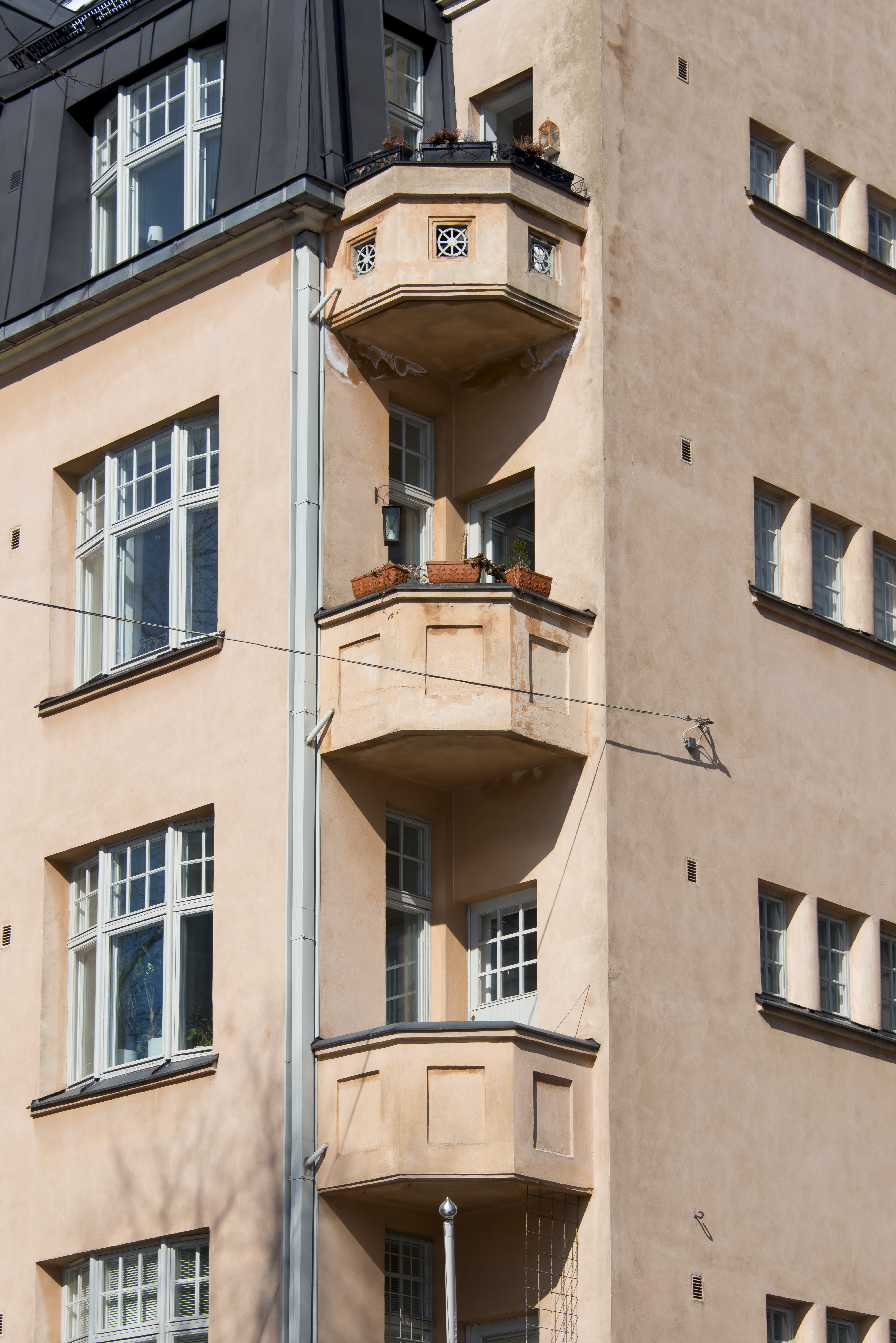 Lapinlahdenkatu 19. Emil Svenssonin suunnittelema rakennus. Rakennusvuosi 1911. Parvekkeet.