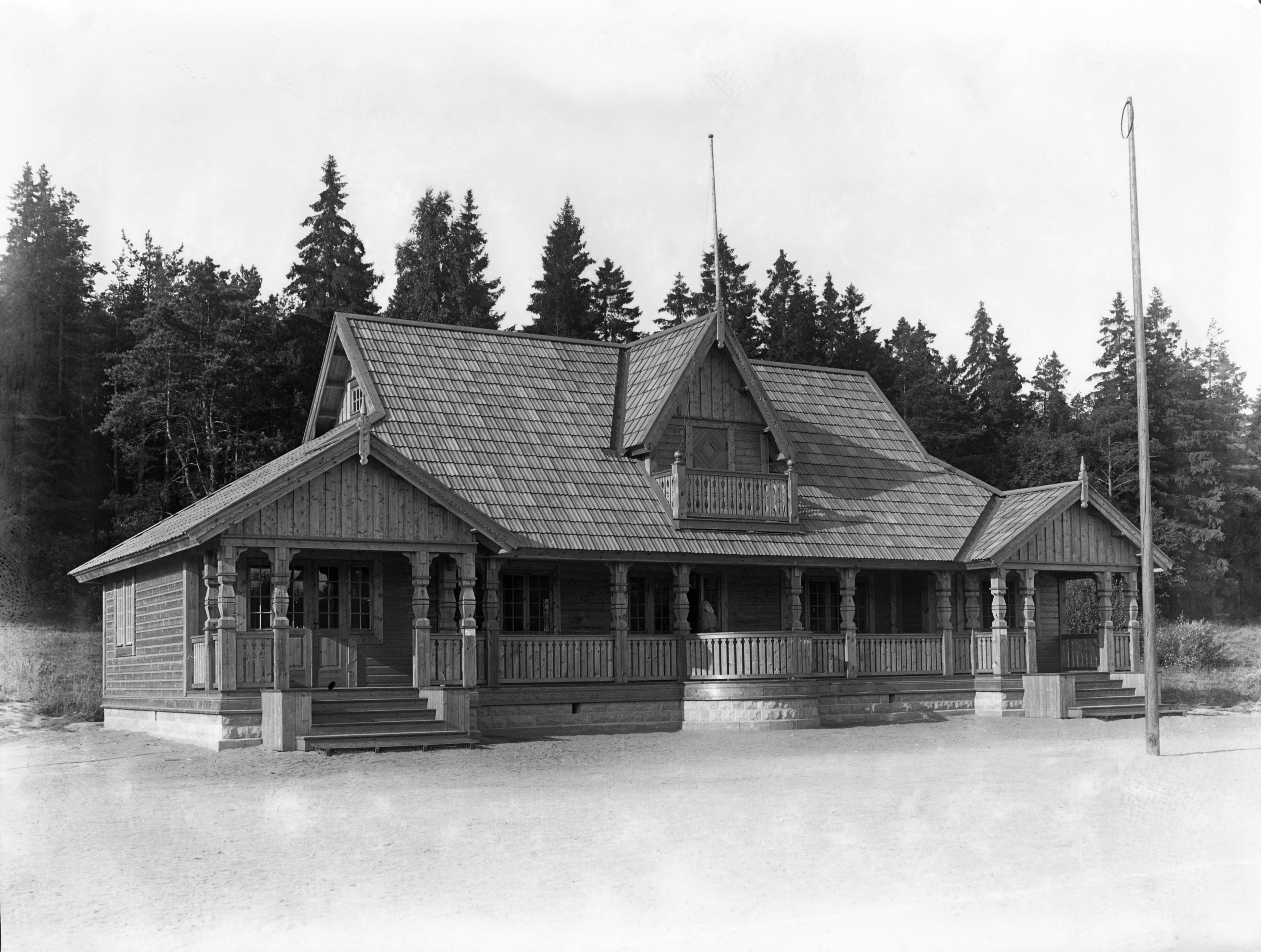 Eläintarhan urheilukentän paviljonki. Rakennettu 1912.