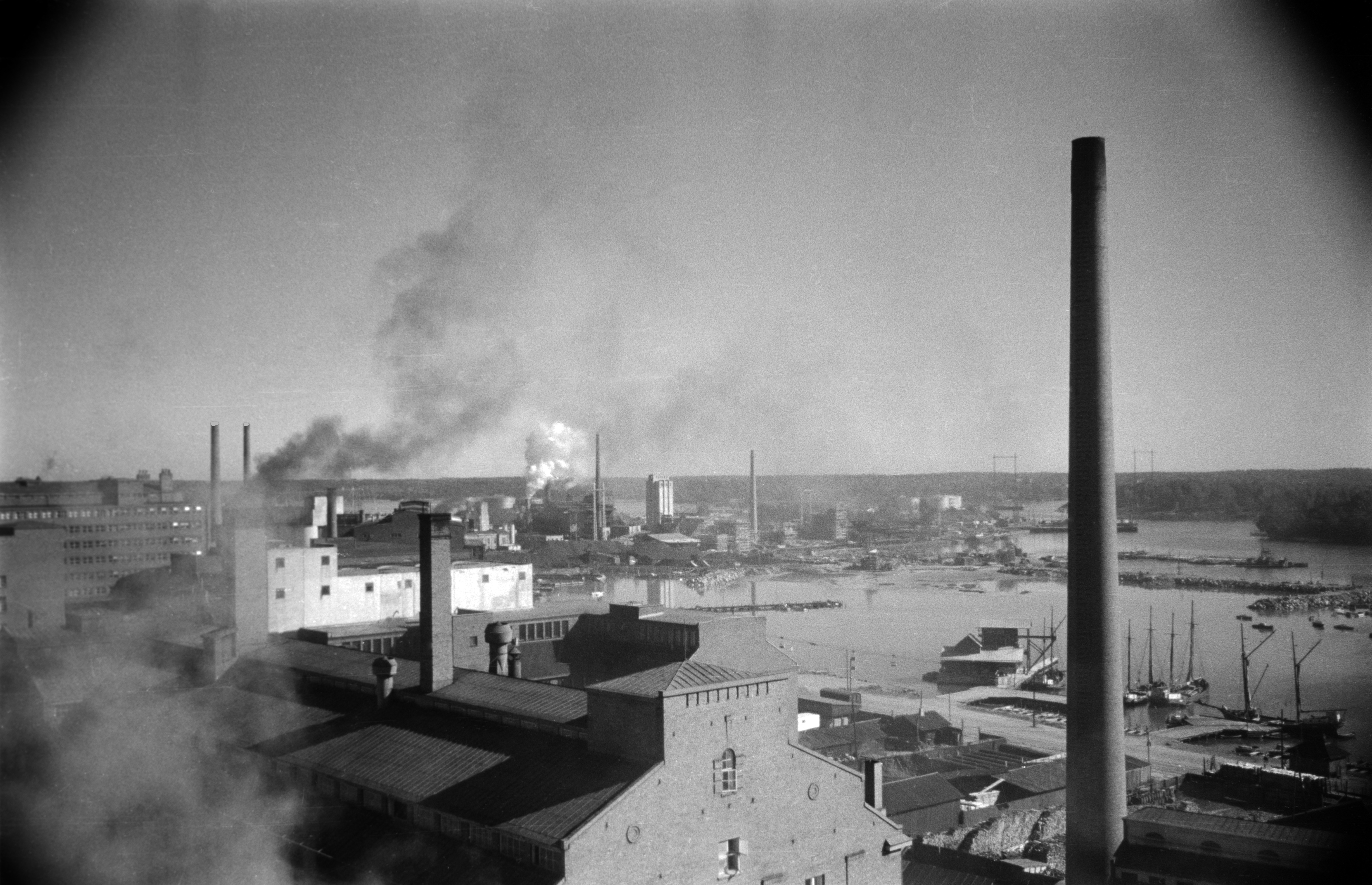 Sörnäisten teollisuusaluetta. Etualalla Elannon leipomo ja mylly. Kaikukatu 4. - Lintulahdenkuja 4a. Taustalla Sörnäisten satamaa ja voimala-aluetta.