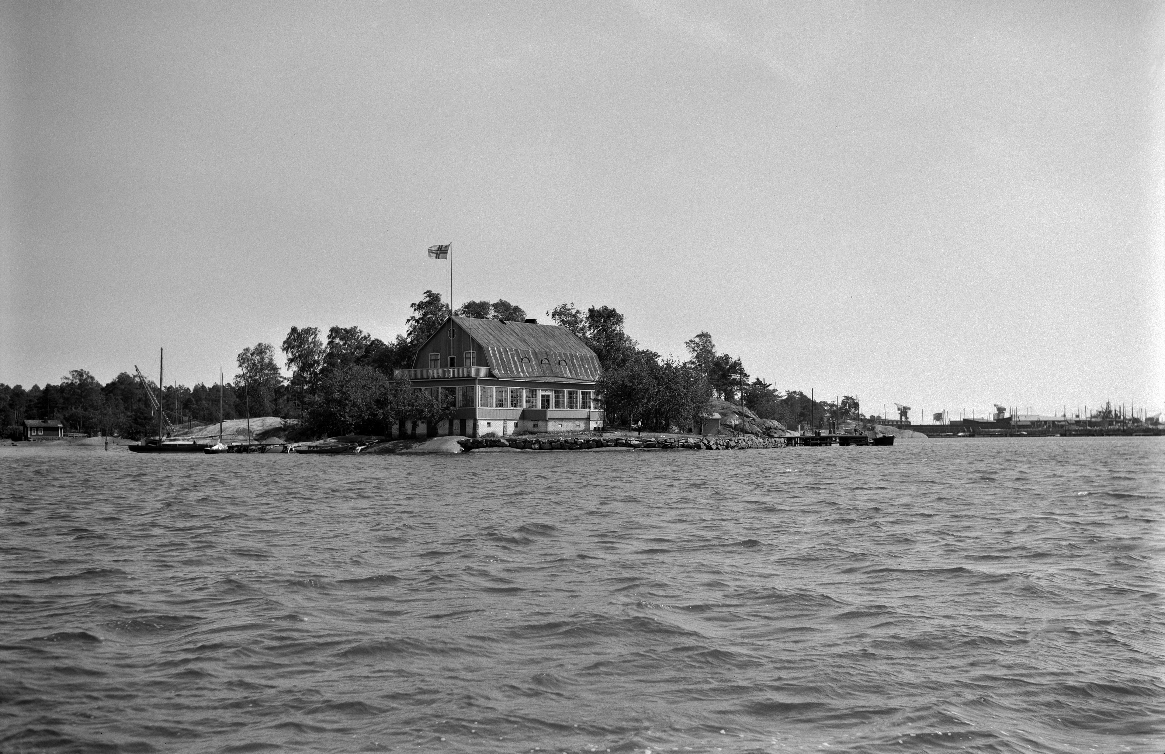 Iso Pässi. Purjehdusseura Helsingfors Segelklubbin (HSK) paviljonki. Rakennettu 1924. Seura toimi saaressa vuosina 1924-1959.