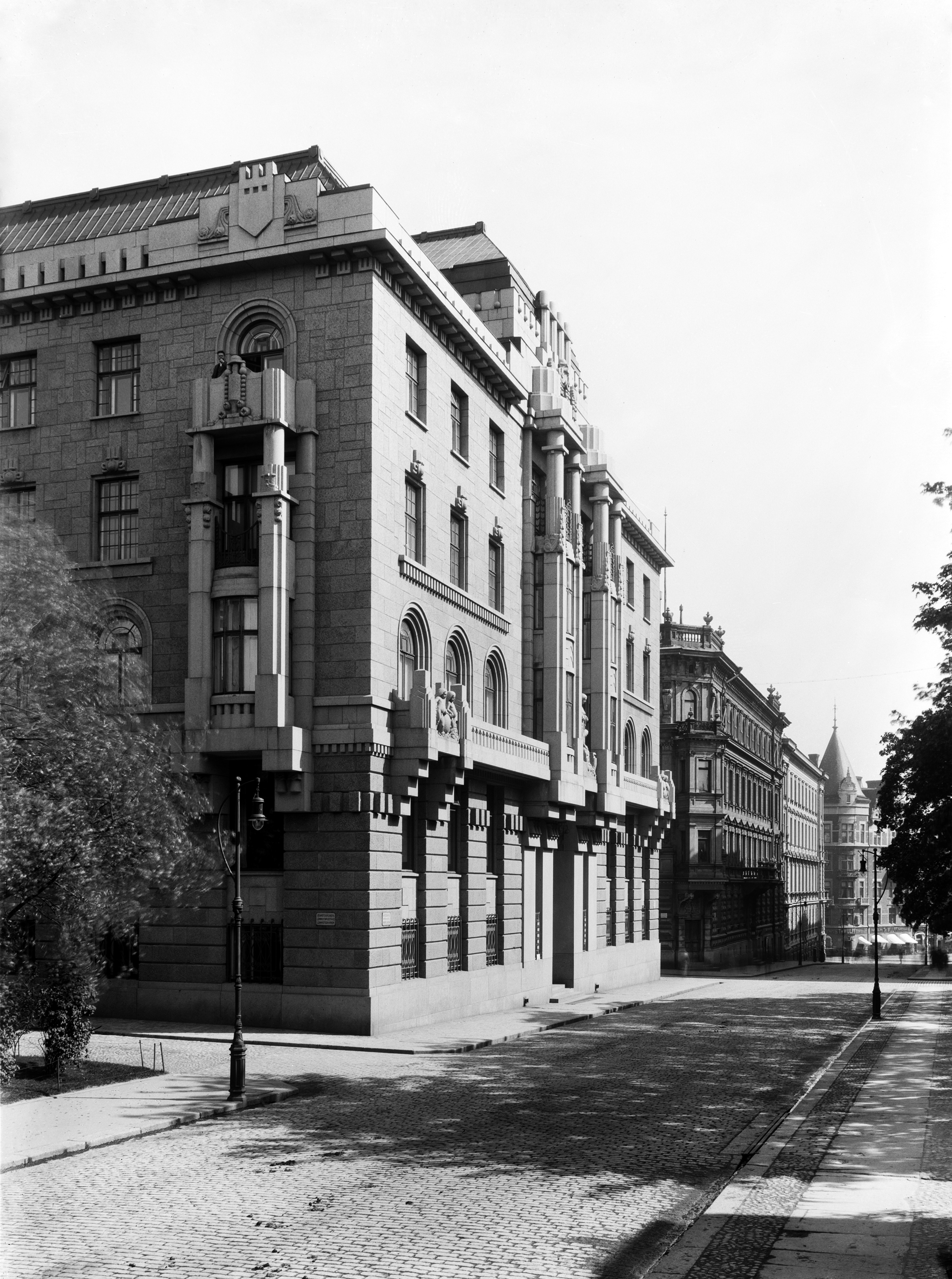 Lönnrotinkatu 5. - Lönnrotinpuistikko 1. Lönnrotinkatu 3. - Yrjönkatu 15. Lönnrotinkatu 1. (Antinkatu 5, 3, 1.) Pohjoisesplanadi 41. - Mannerheimintie 1. Lönnrotinkatu 5 on Henkivakuutusyhtiö Suomen- talo.