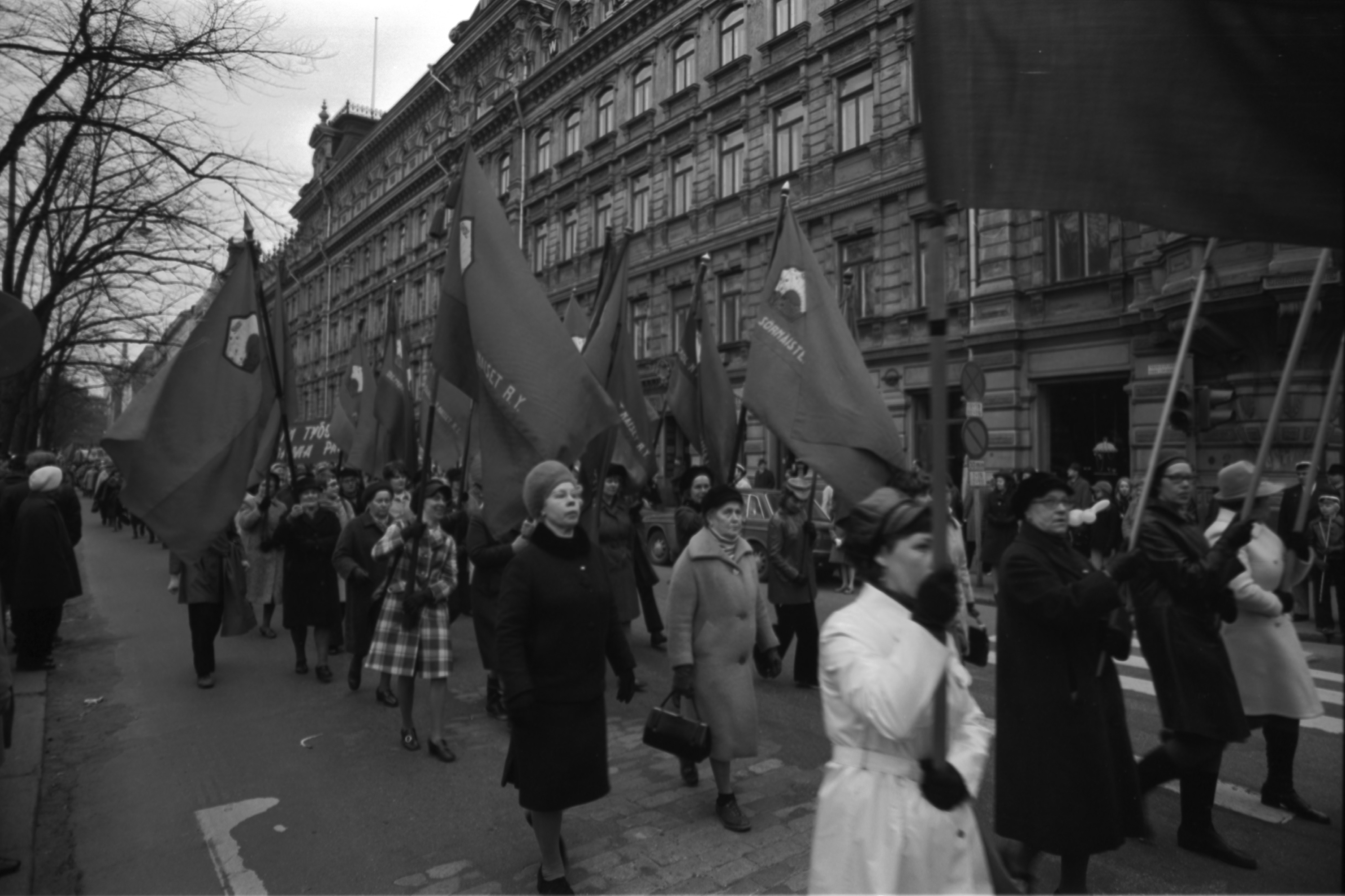 Pohjoisesplanadi. Työväen vappukulkue Pohjoisesplanadilla 1.5.1972.
