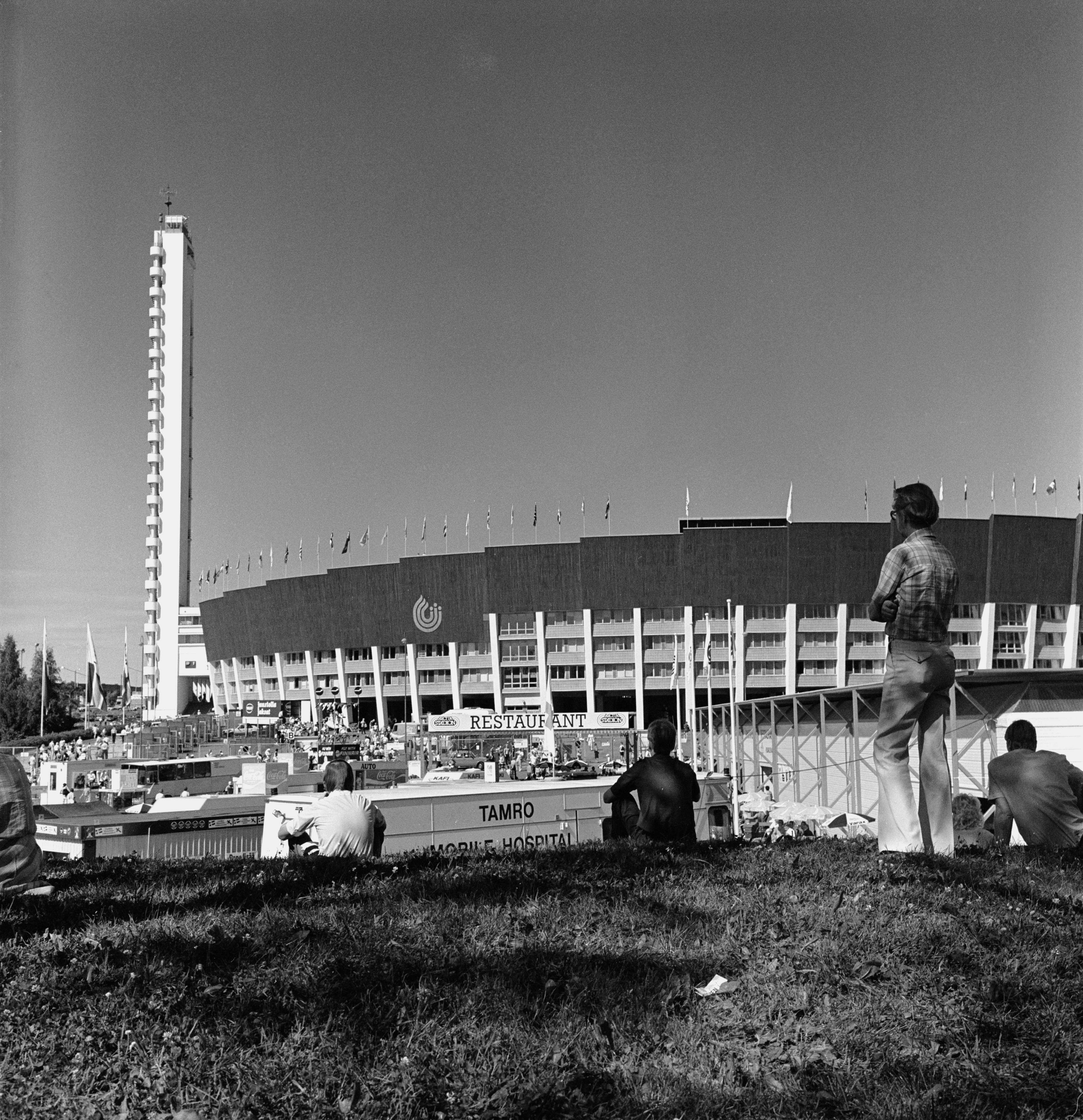 Yleisurheilun ensimmäiset maailmanmestaruuskisat Olympiastadionilla. Esittely- ja myyntipisteitä stadionin etukentällä.
