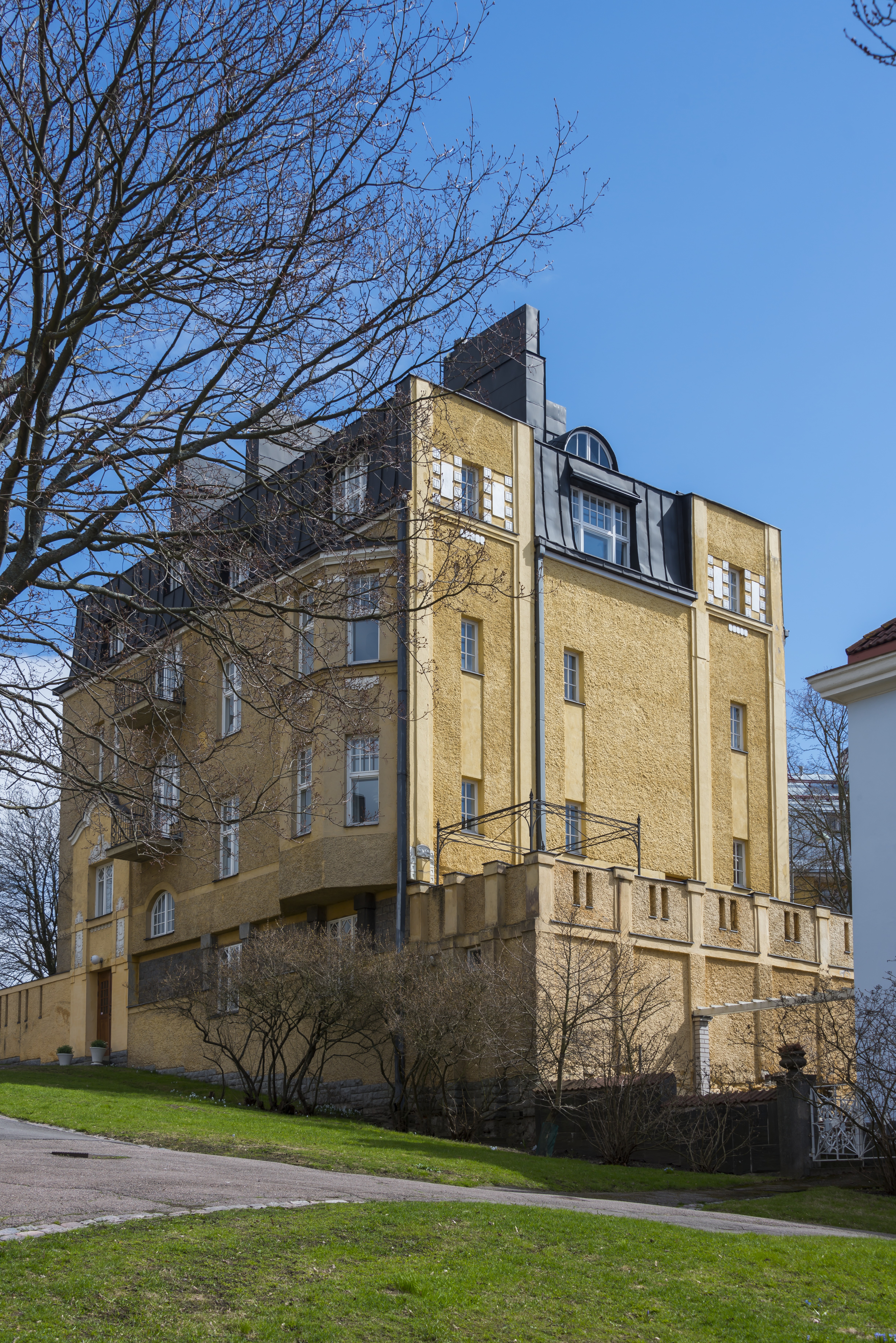 Engelinaukio 13. Harald Smedbergin suunnittelema rakennus vuodelta 1912.