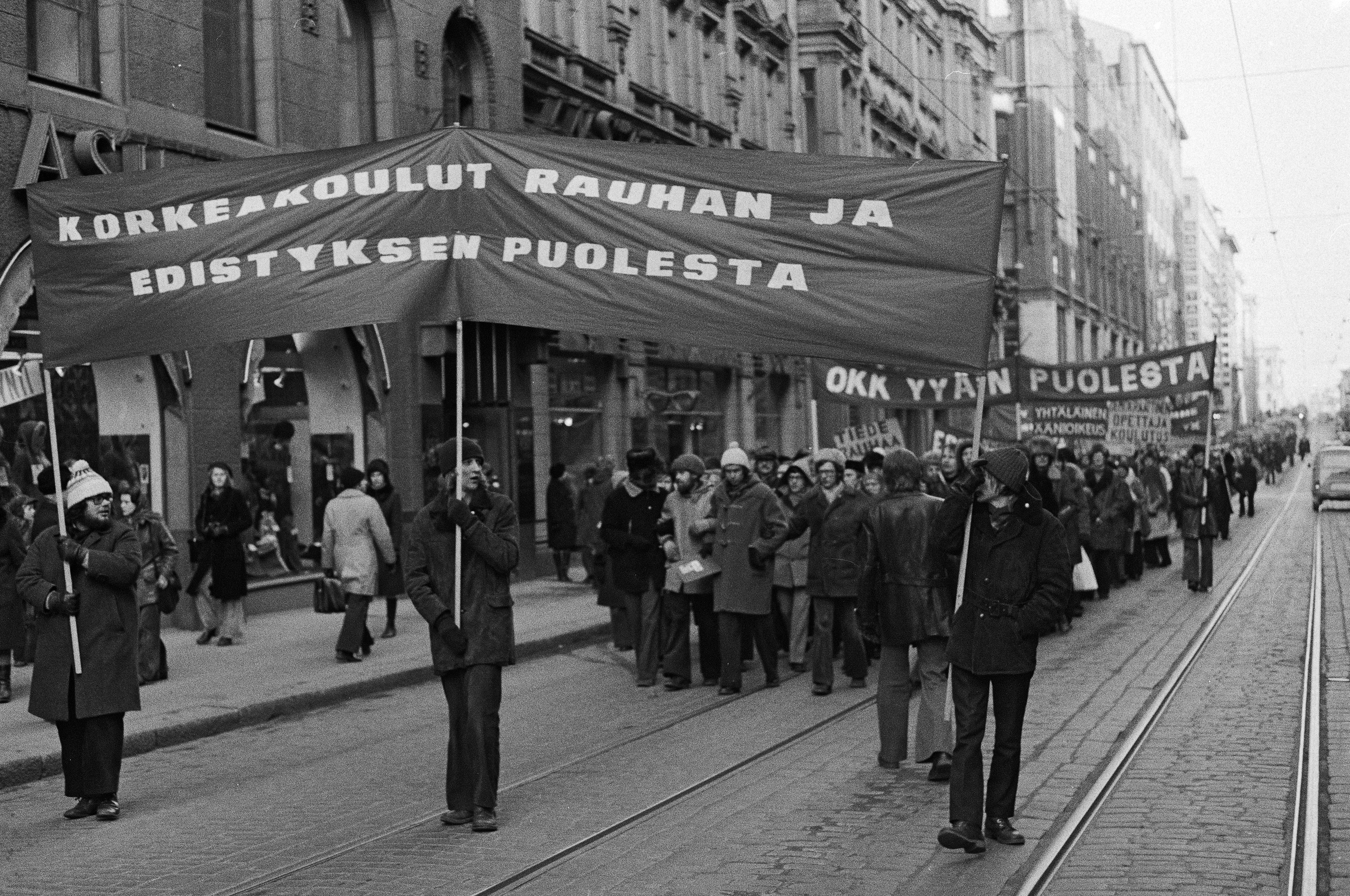 Mielenosoitus, jolla opiskelijaliike vaati yleistä ja yhtäläistä äänioikeutta (yyä) yliopistojen ja korkeakoulujen hallintoelinten valintaperusteeksi. Mielenosoittajien kulkue Aleksanterinkadulla.