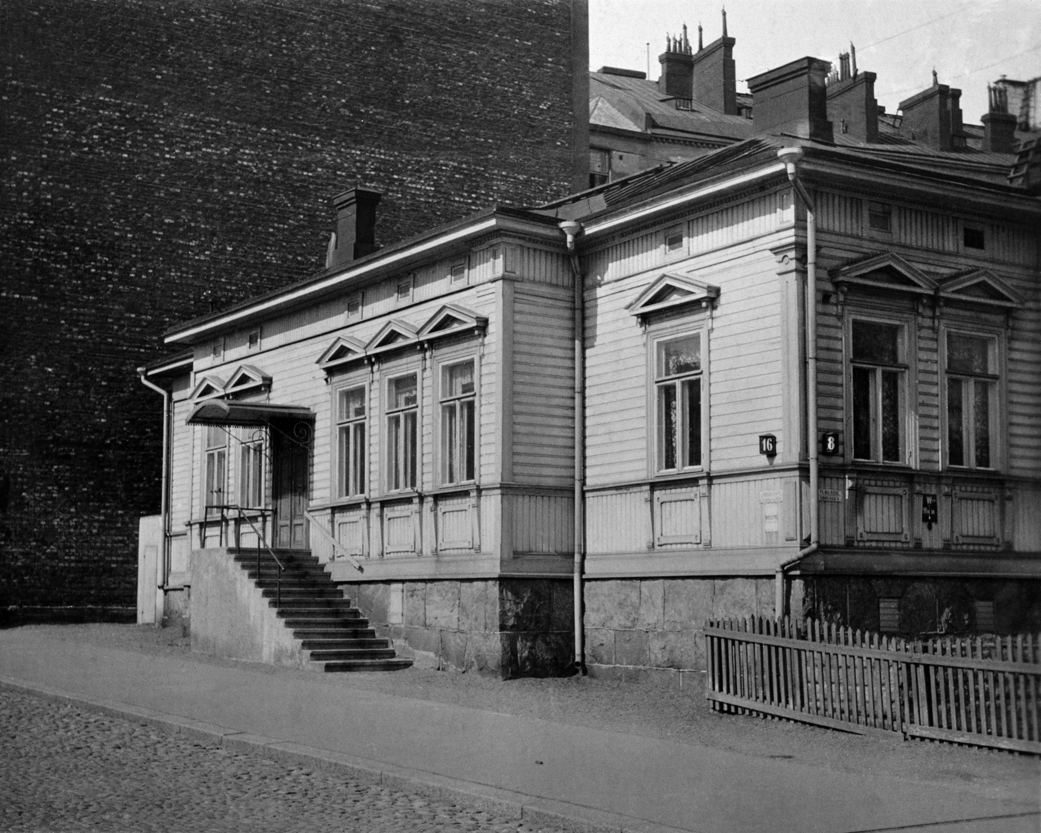 Entinen Töölön apteekin talo, Cygneuksenkatu 16 - Turuntie 8 (= Mannerheimintie 36).