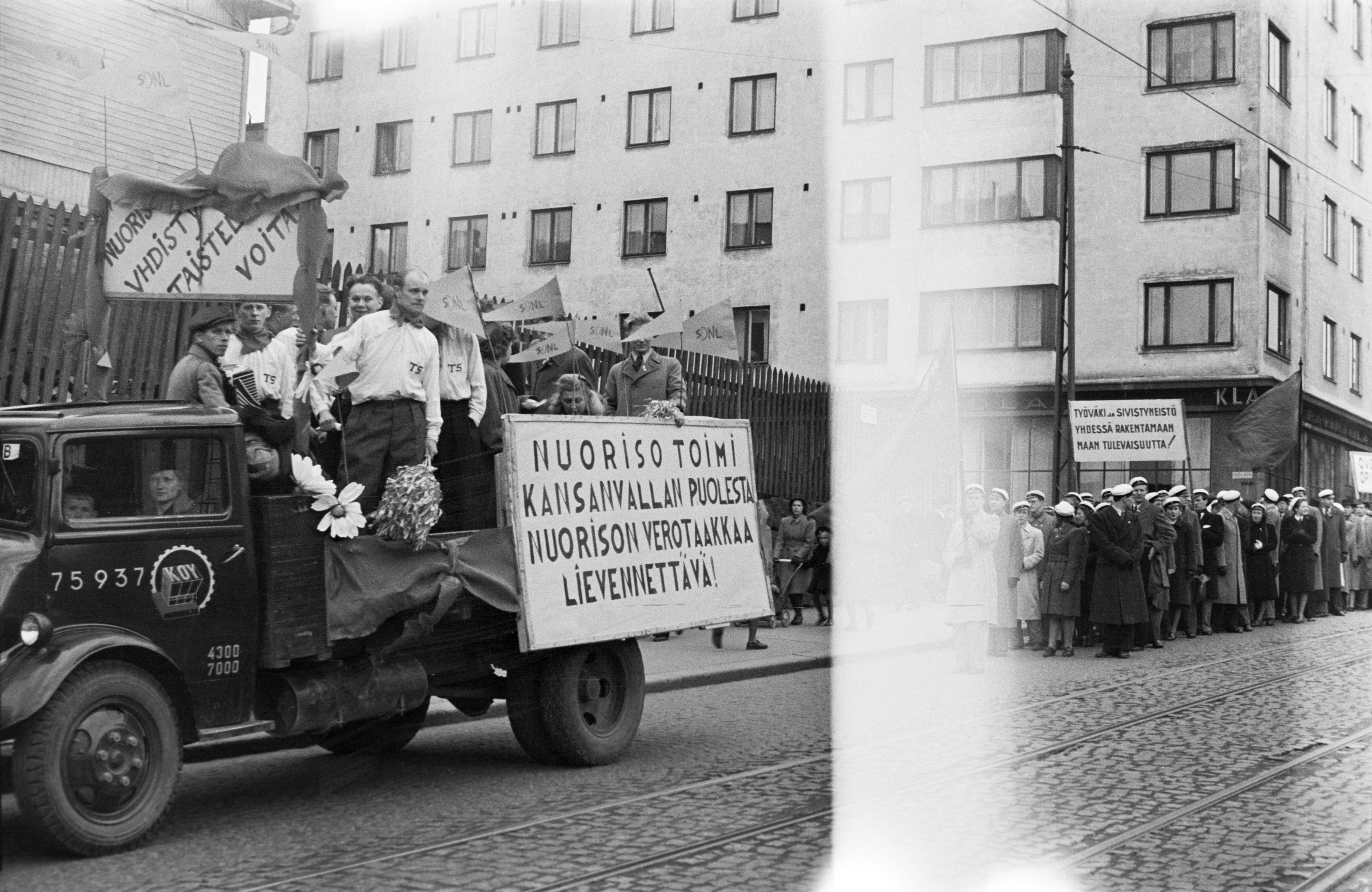 Vappukue on Porthanin Street to the Senateintor for a common left-wing fog party.