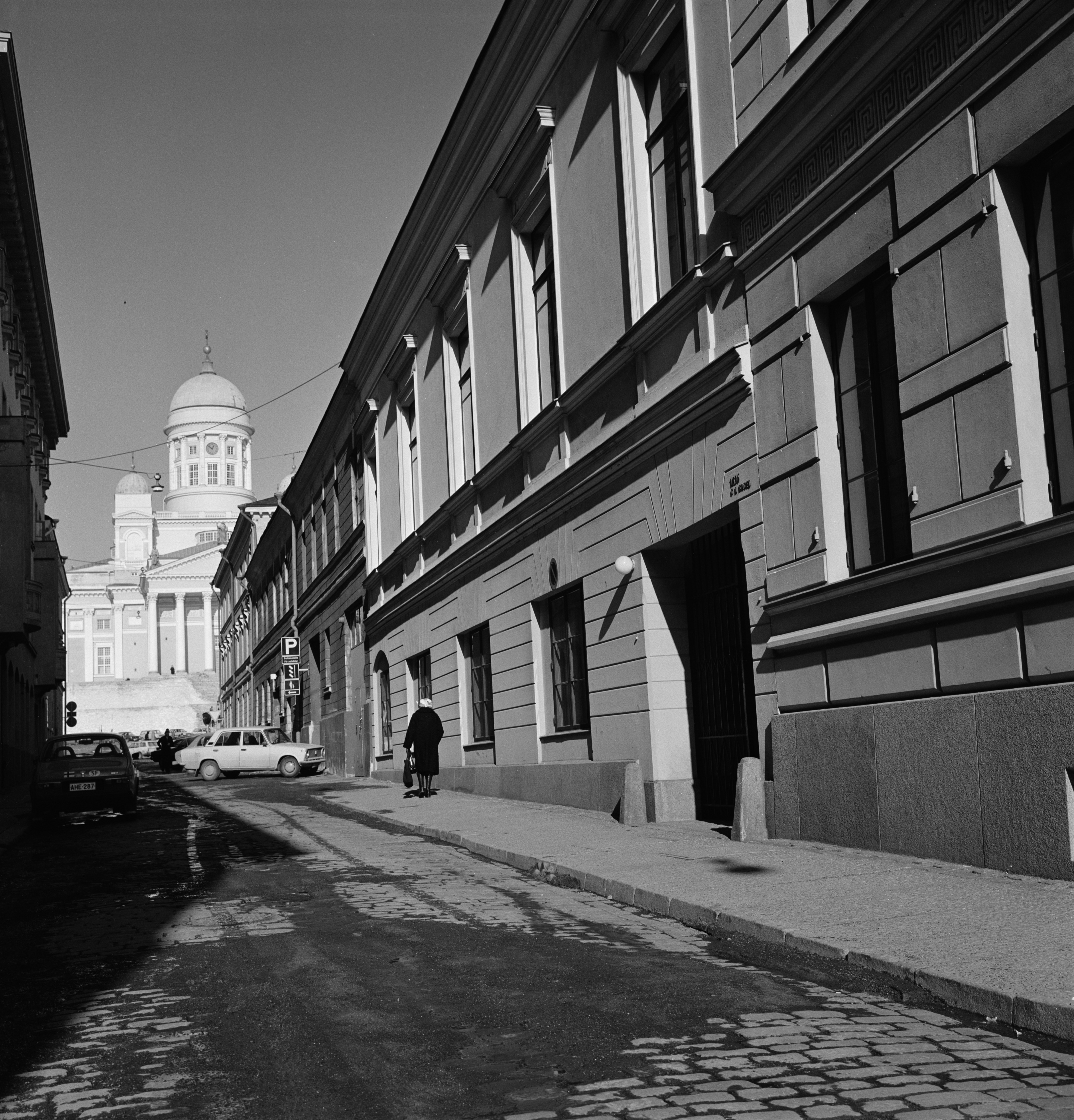 Sofiankatu 1-3, taustalla Tuomiokirkko.