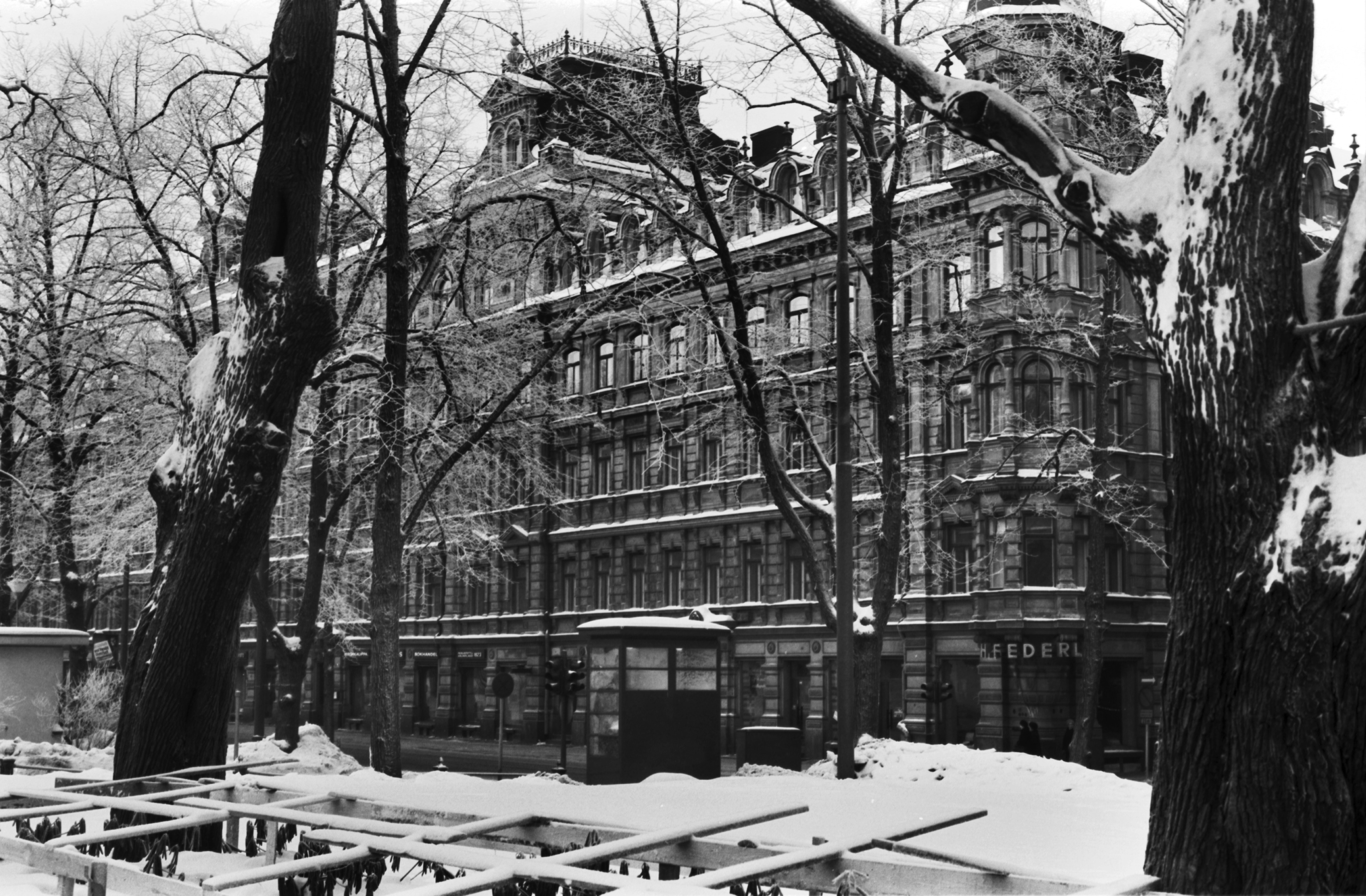 Pohjoisesplanadi. Näkymä lumisesta Esplanadin puistosta (Kappeliesplanadi). Keskellä puhelinkoppi. Taustalla Pohjoisesplanadi 25, Grönqvistin talo.