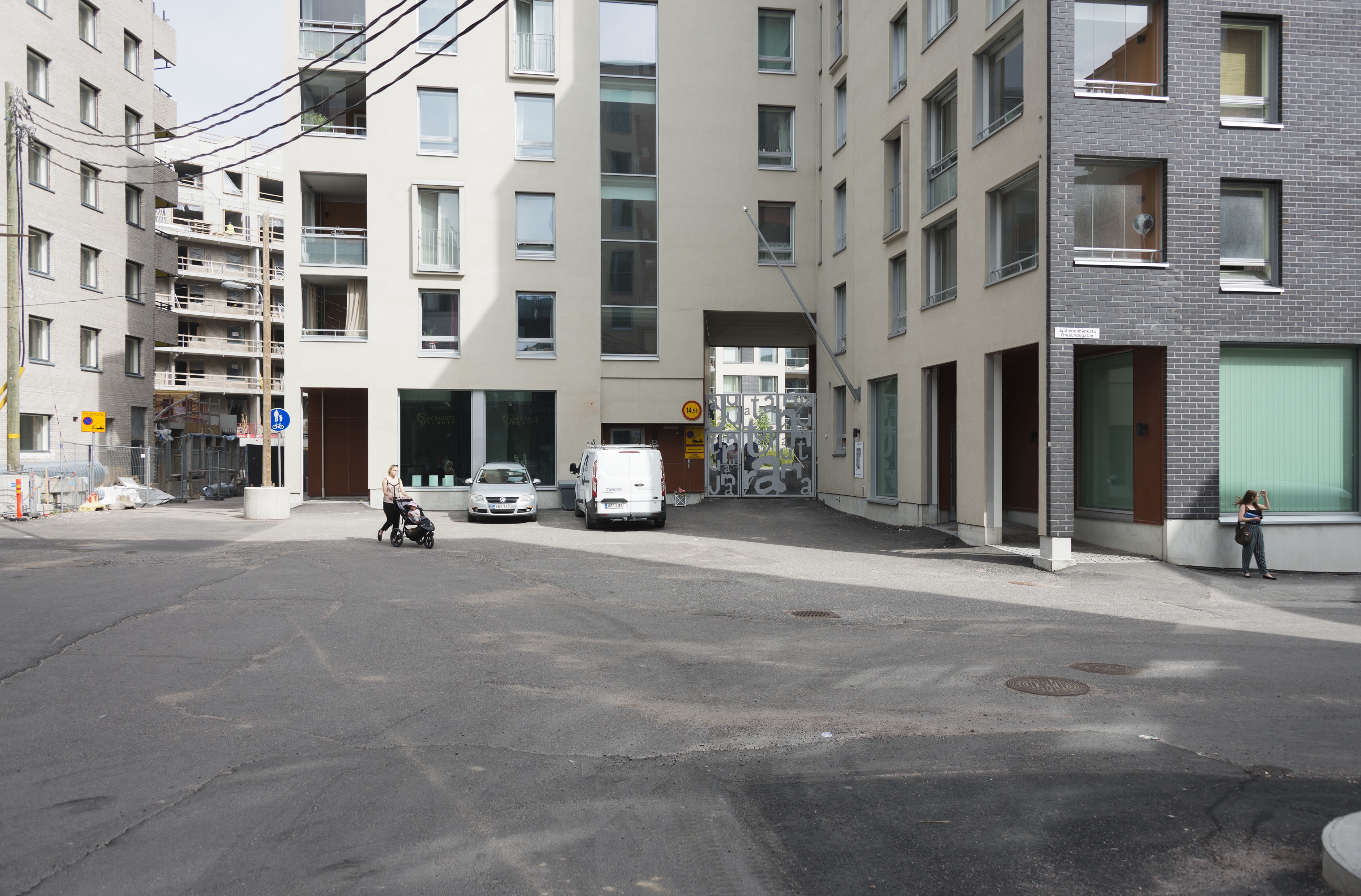 Jätkäsaaren dokumentointi. Oikealla Hietasaarenkuja 3 rakenteilla ja Hietasaarenkuja 4. Oikealla Juutinraumankatu 3.