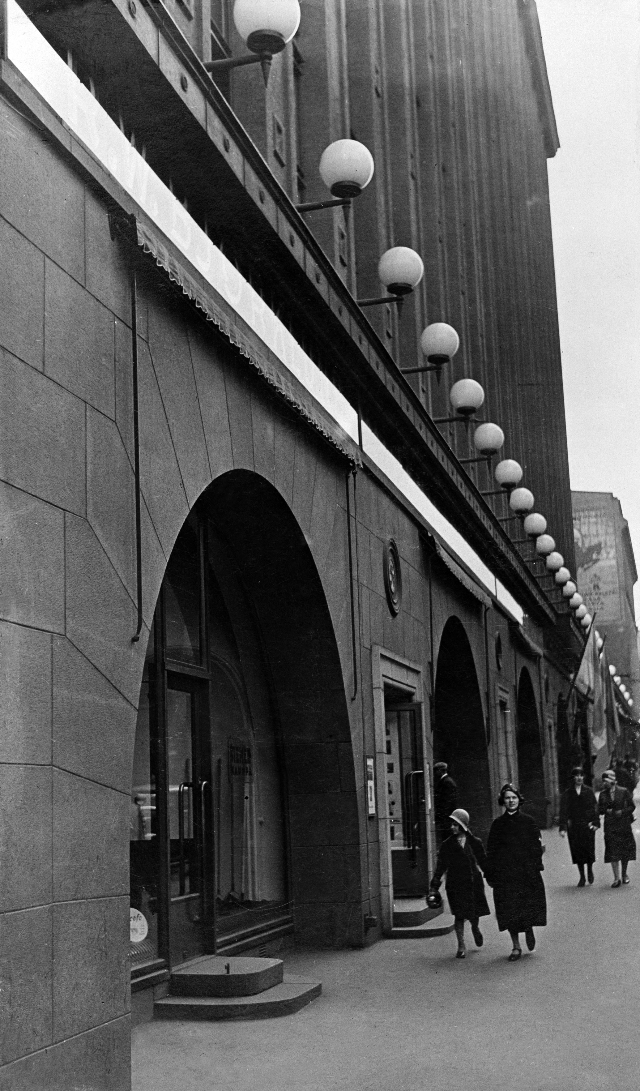 Keskuskatu 5 - Aleksanterinkatu 17. Arkk. P. Blomstedt, 1929. Liittopankin talo. Rakennuksen ylimmissä kerroksissa toimi myös hotelli Carlton.