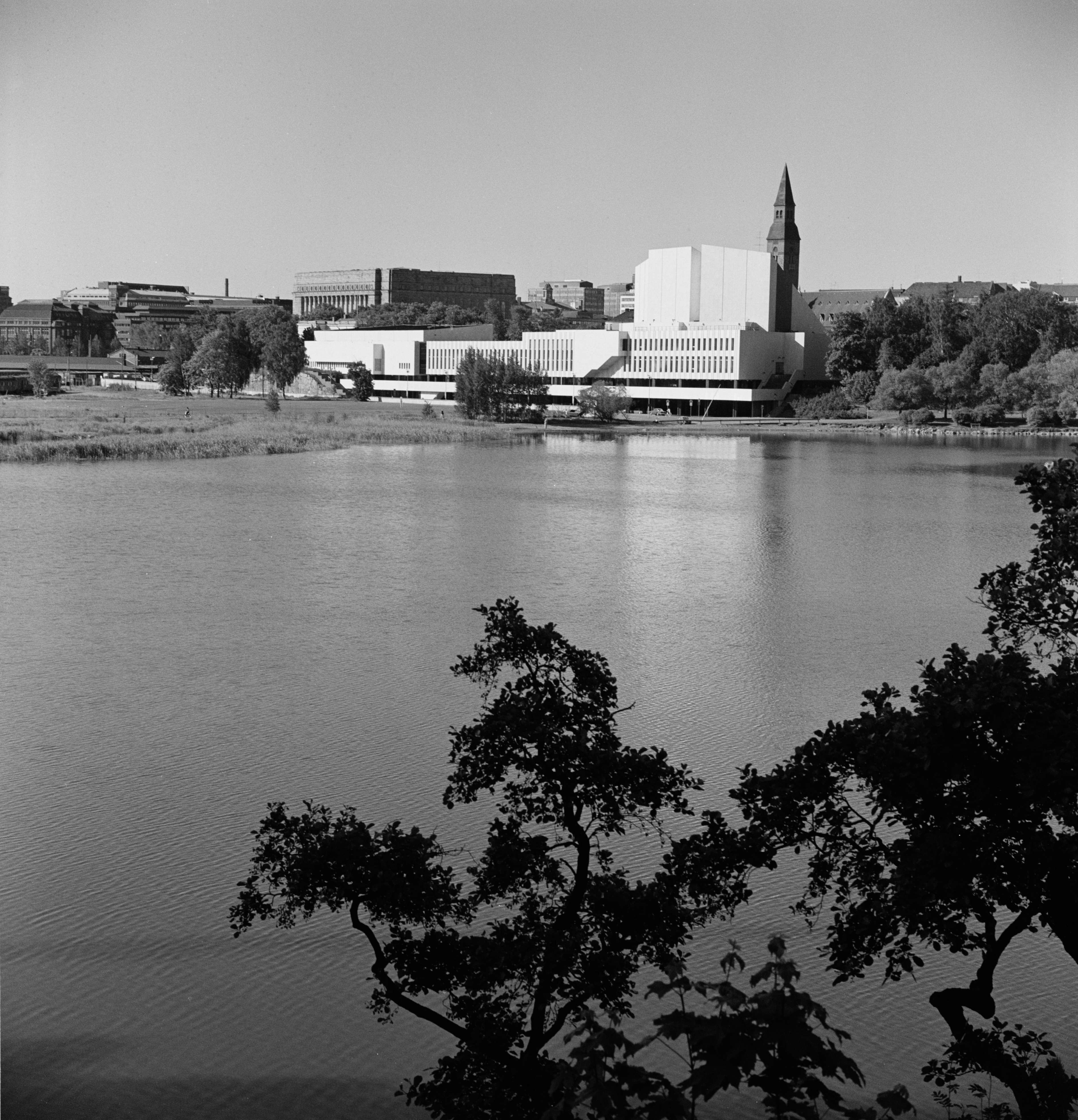 Finlandia-talo nähtynä Töölönlahden yli.