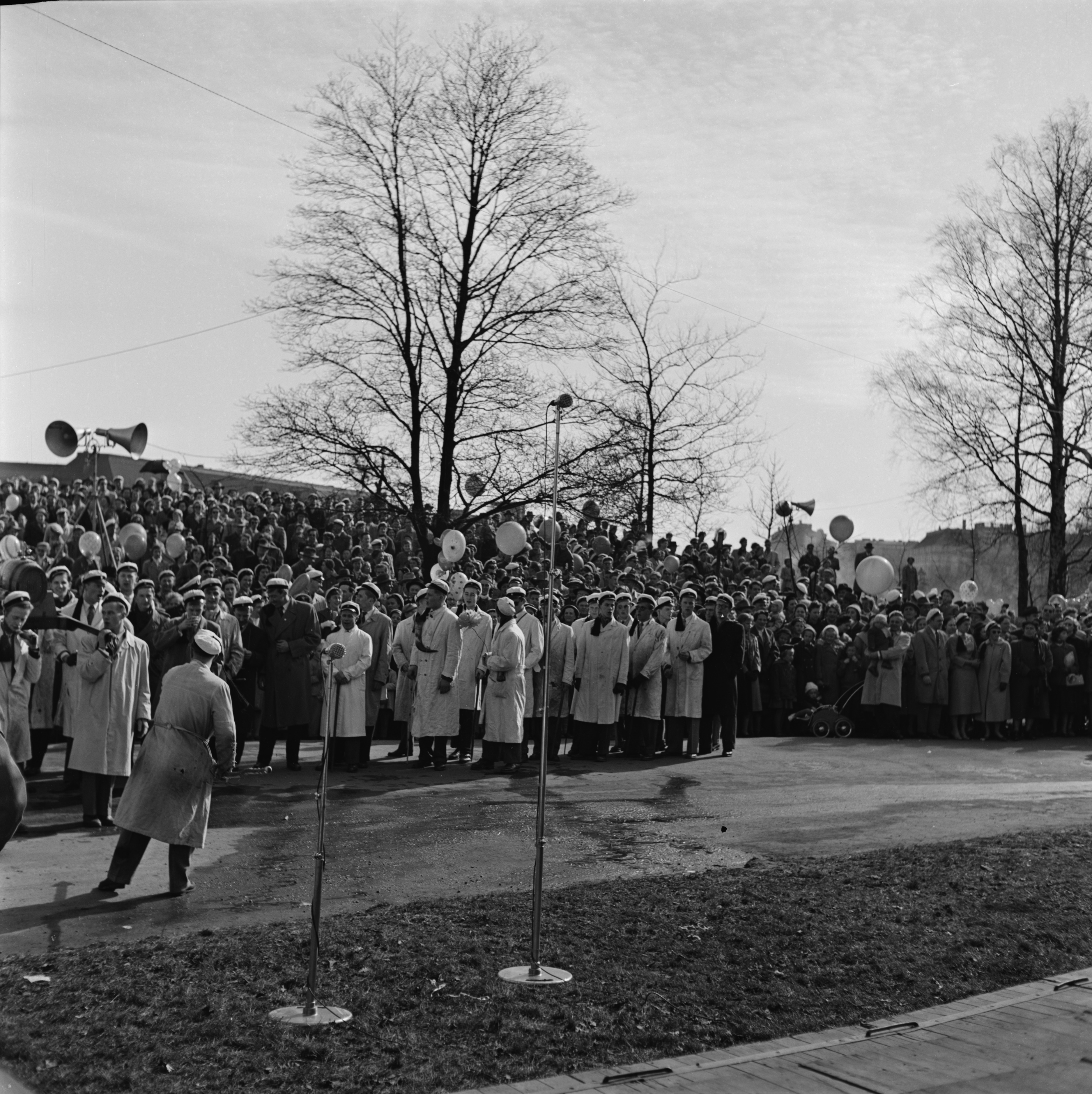 Ylioppilaiden vappujuhla Kaisaniemessä..