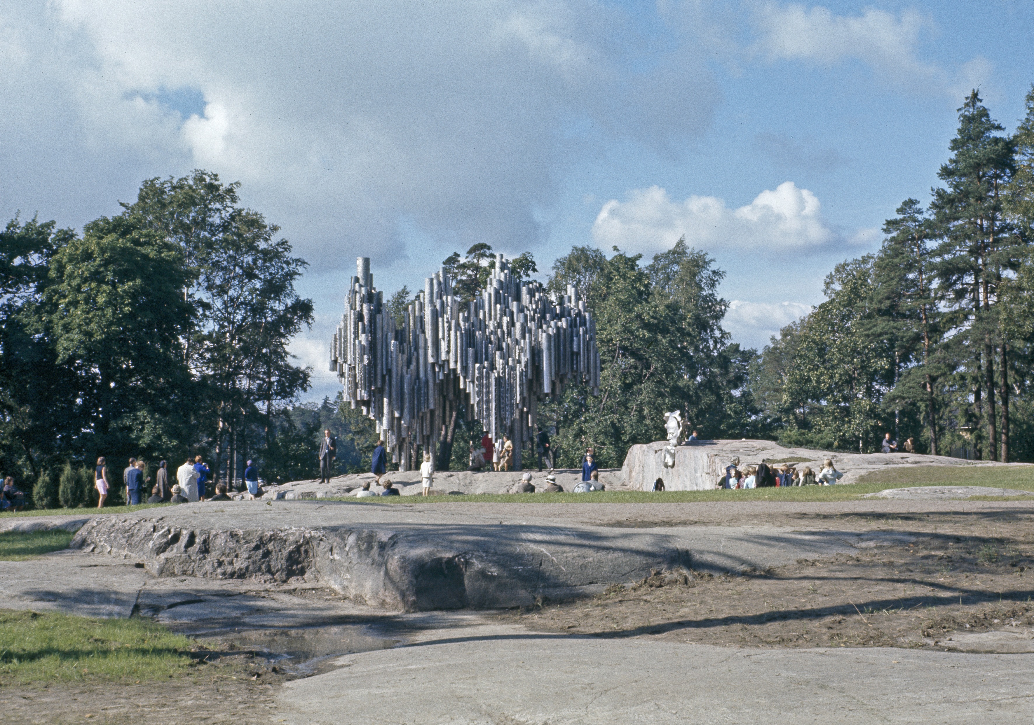 Sibeliuksen puisto, Sibelius-monumentti ja yleisöä.