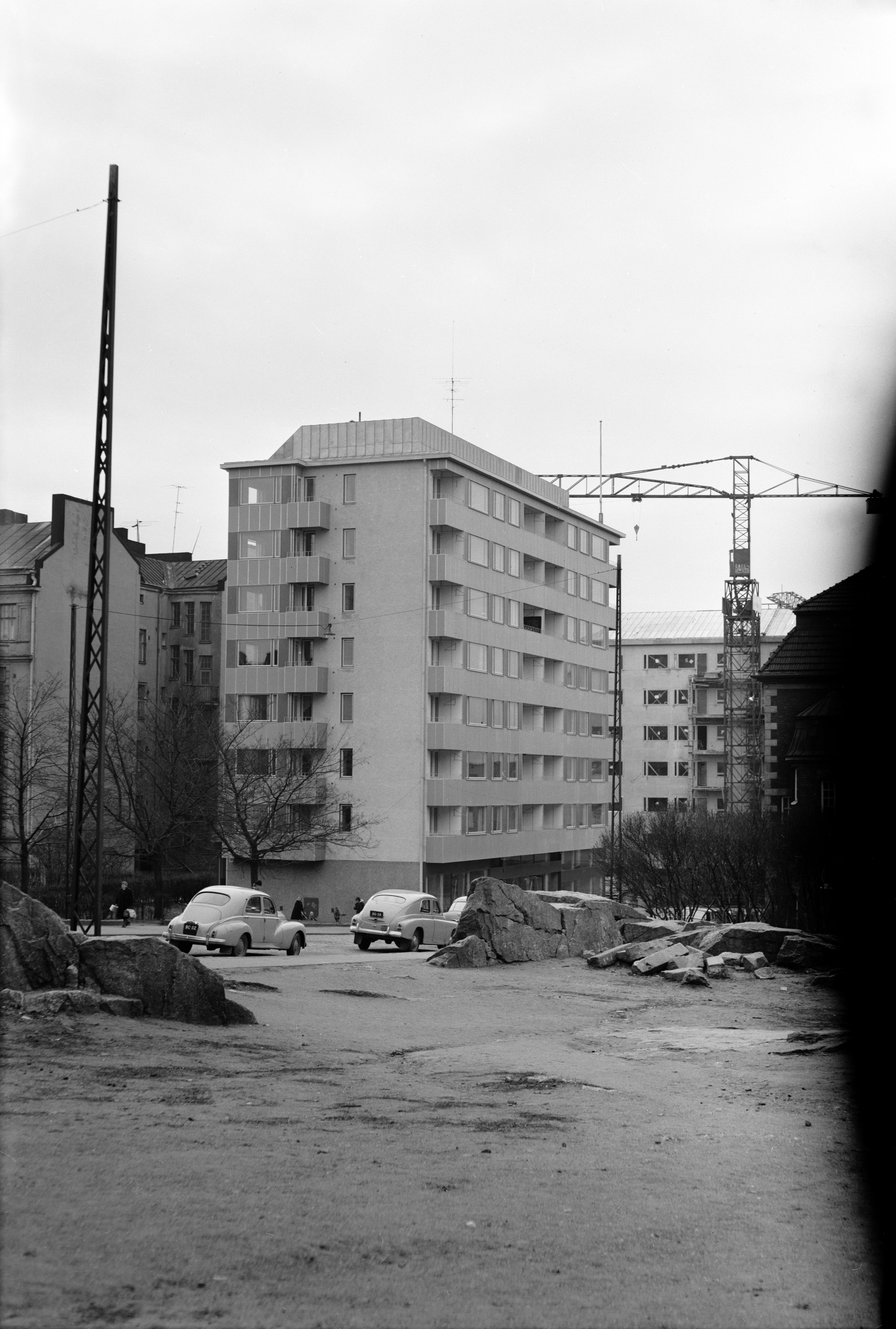 Porthaninkatu 13 (Haapaniemenkuja, nyk. Ässänrinne 10) kuvattuna pohjoisesta (rakennusvuosi 1960). Taustalla rakenteilla kerrostalo Viides linja 8 (Porthaninkatu 11).