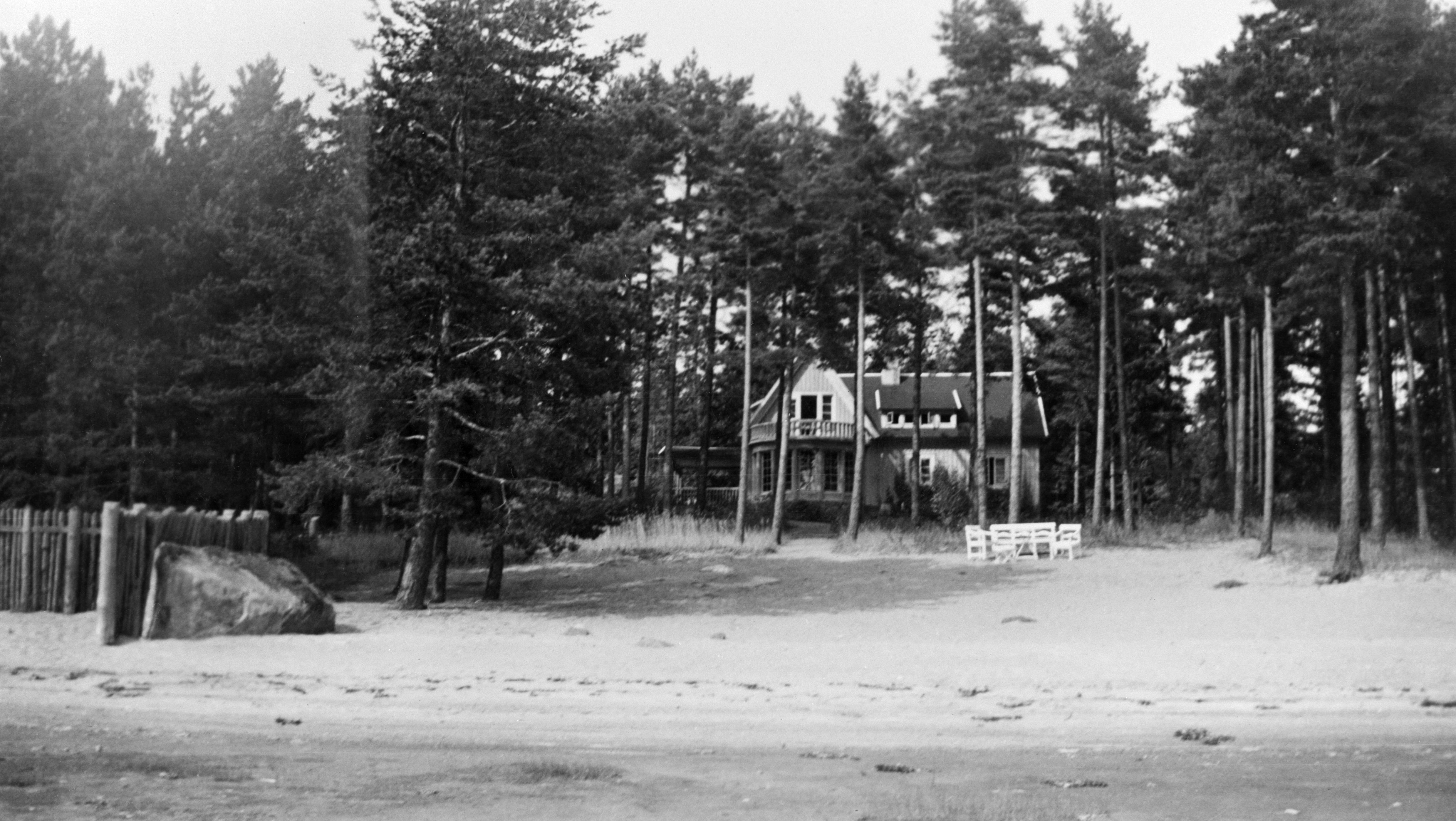 Vuosaari. Rakennusmestari Malmin huvilan Männikkö rannalta nähtynä. Vuonna 1923 valmistunut huvila purettiin vuonna 2002. Sen paikalla sijaitsee nykyisin Vuosaaren taiteilijatalo (Juhannusruusunkuja 3).