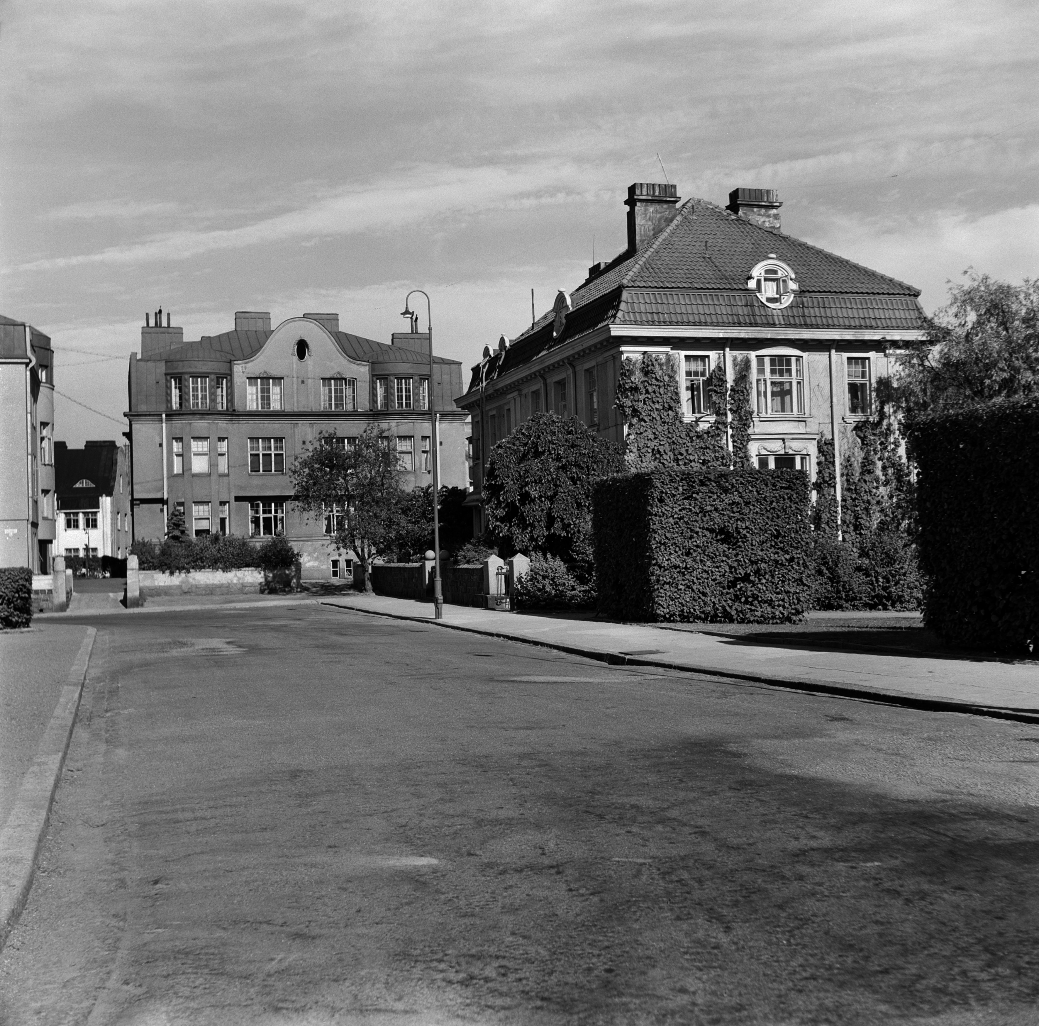 Engelinaukio 8, Engelinaukio 6 (-Armfeltintie 12). Engelinaukio 8:n suunnitteli arkkitehti Jarl Eklund, rakennusvuosi 1914.  Engelinaukio 6:n suunnittteli arkkitehti John Wikander, rakennusvuosi 1914.