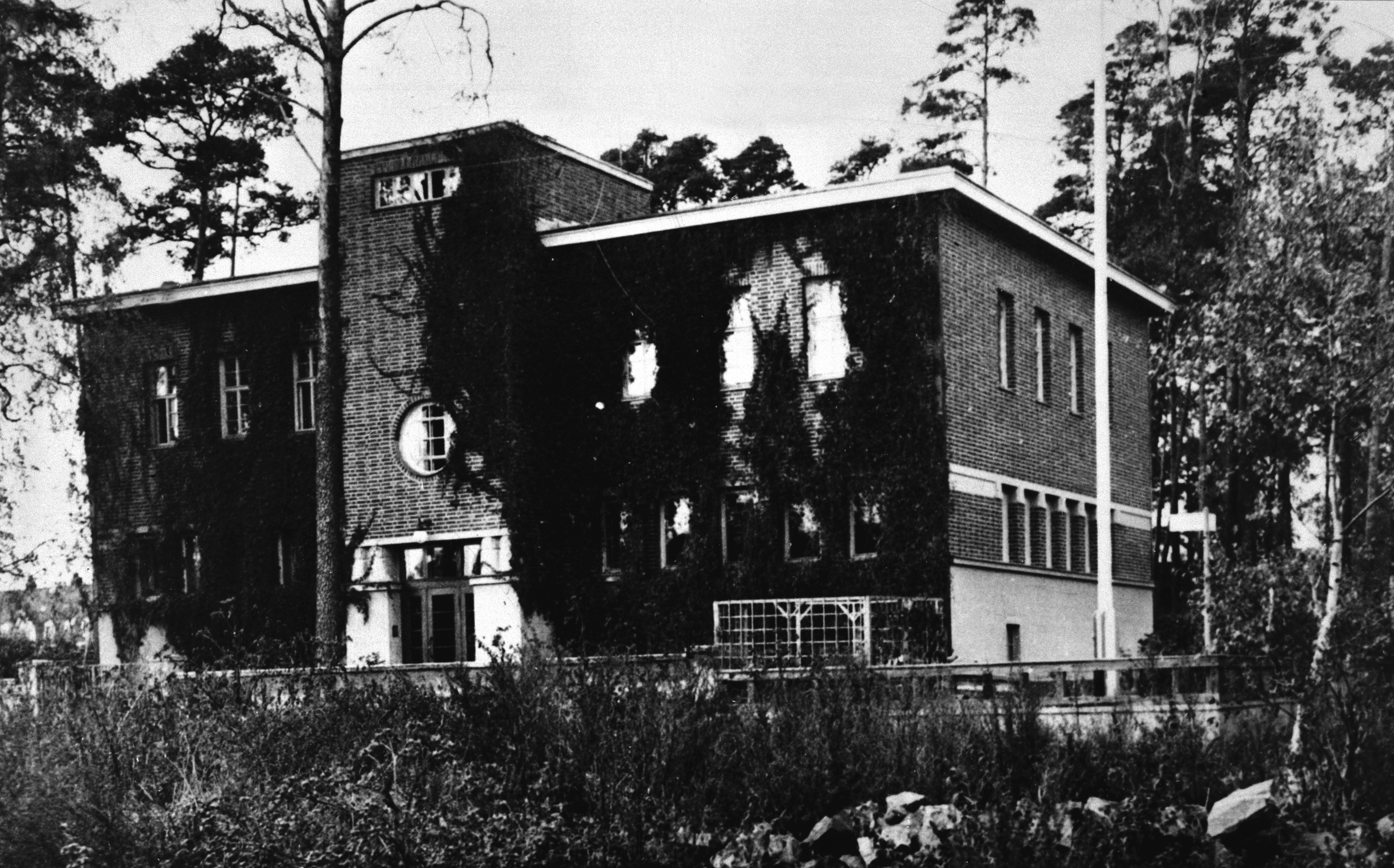 Munkkiniemi. Solnantie 22 - Riihitie 16. Puhelinkeskusasema, arkkitehti Lars Sonck (valm. 1938).