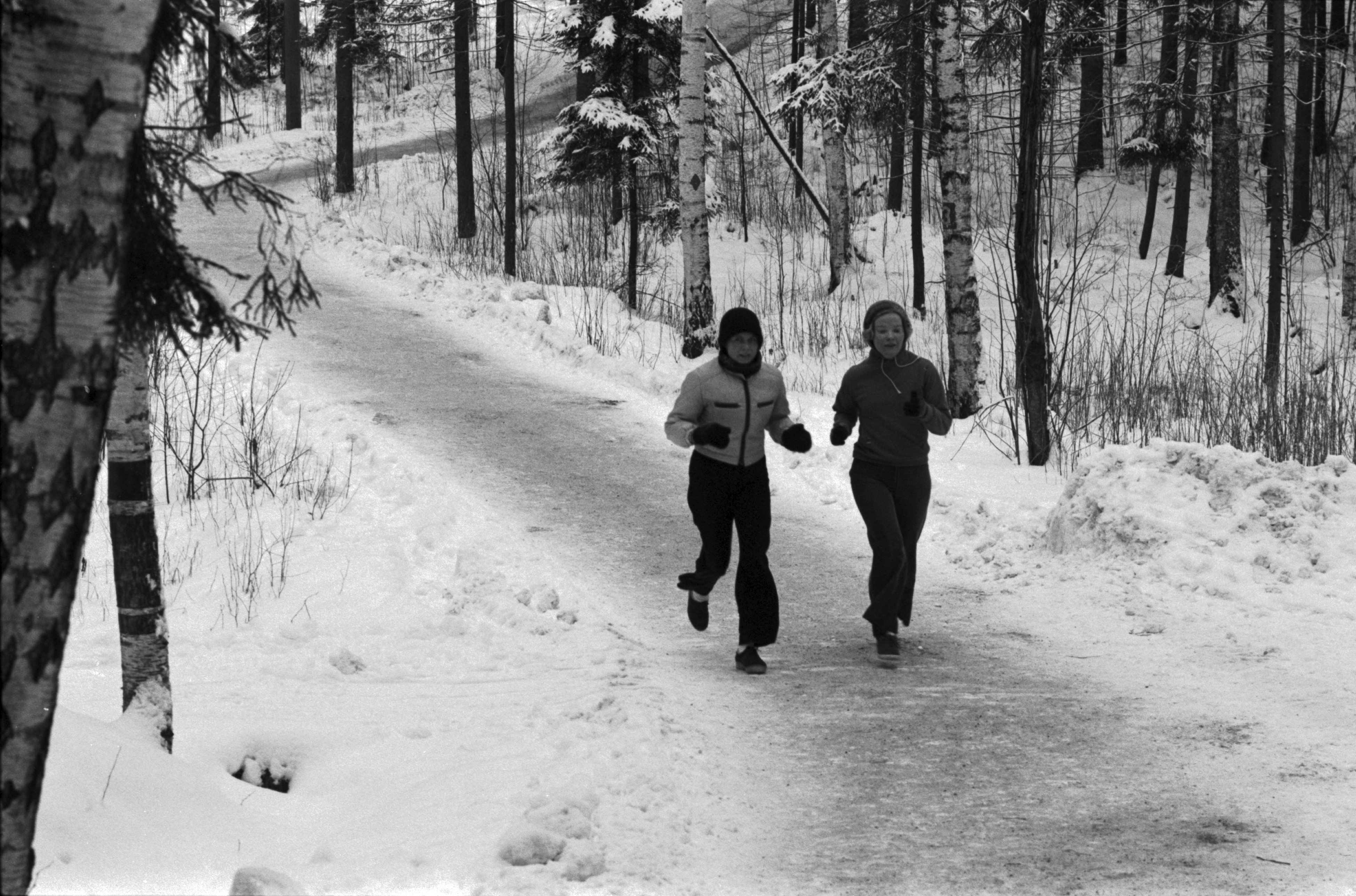 Pirkkolan urheilupuisto. Kaksi naista juoksemassa talvisessa Pirkkolan urheilupuistossa. Kuva urheilupuistoa kiertävältä n. kolmen kilometrin pituiselta hiekkatieltä lähellä Pirkkolantien ja Nurmijärventien (nyk. Hämeenlinnanväylän) risteystä.