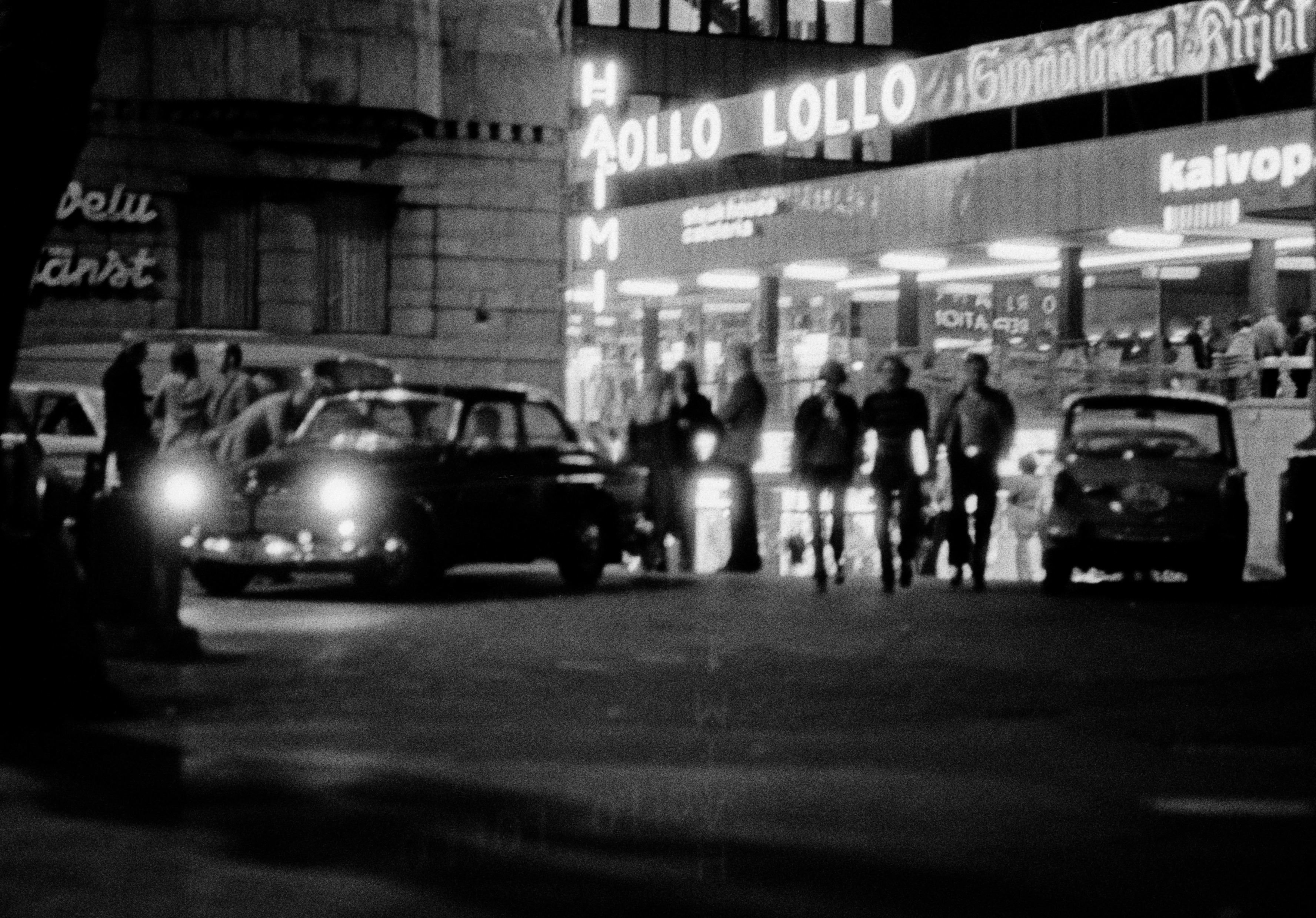 Ihmisiä öisellä Perunatorilla ylioppilastalojen välissä.