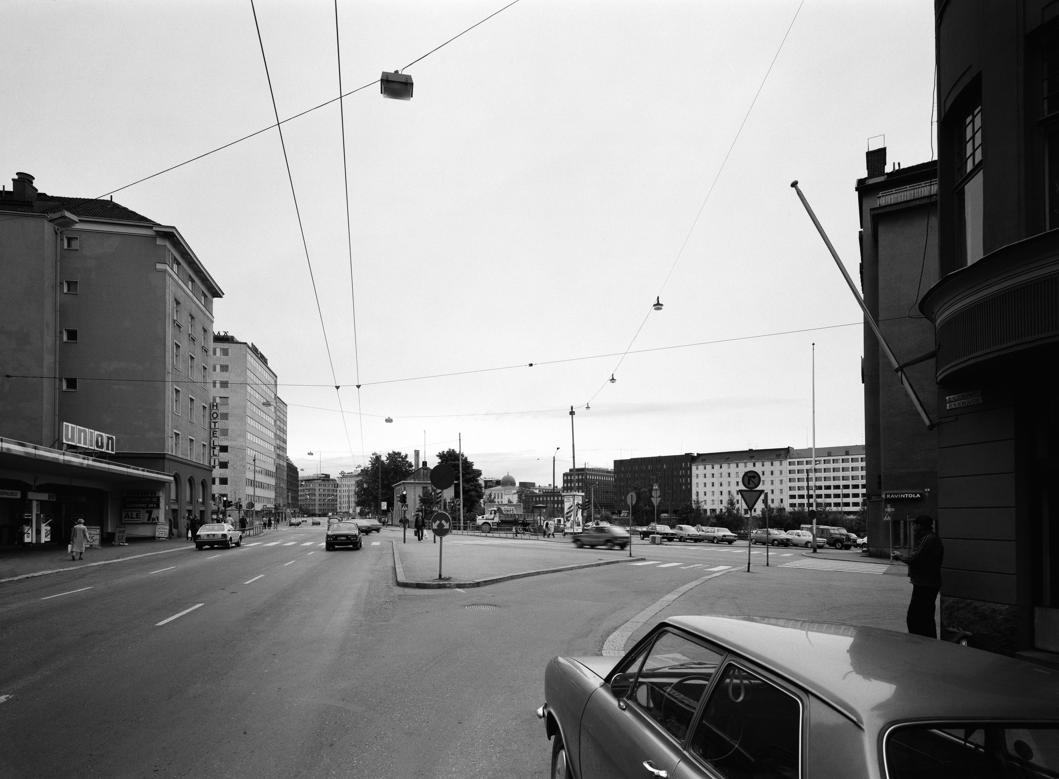 Runeberginkatu 15, 13, 6a, oikealle kääntyvät Leppäsuonkatu ja Hietaniemenkatu.