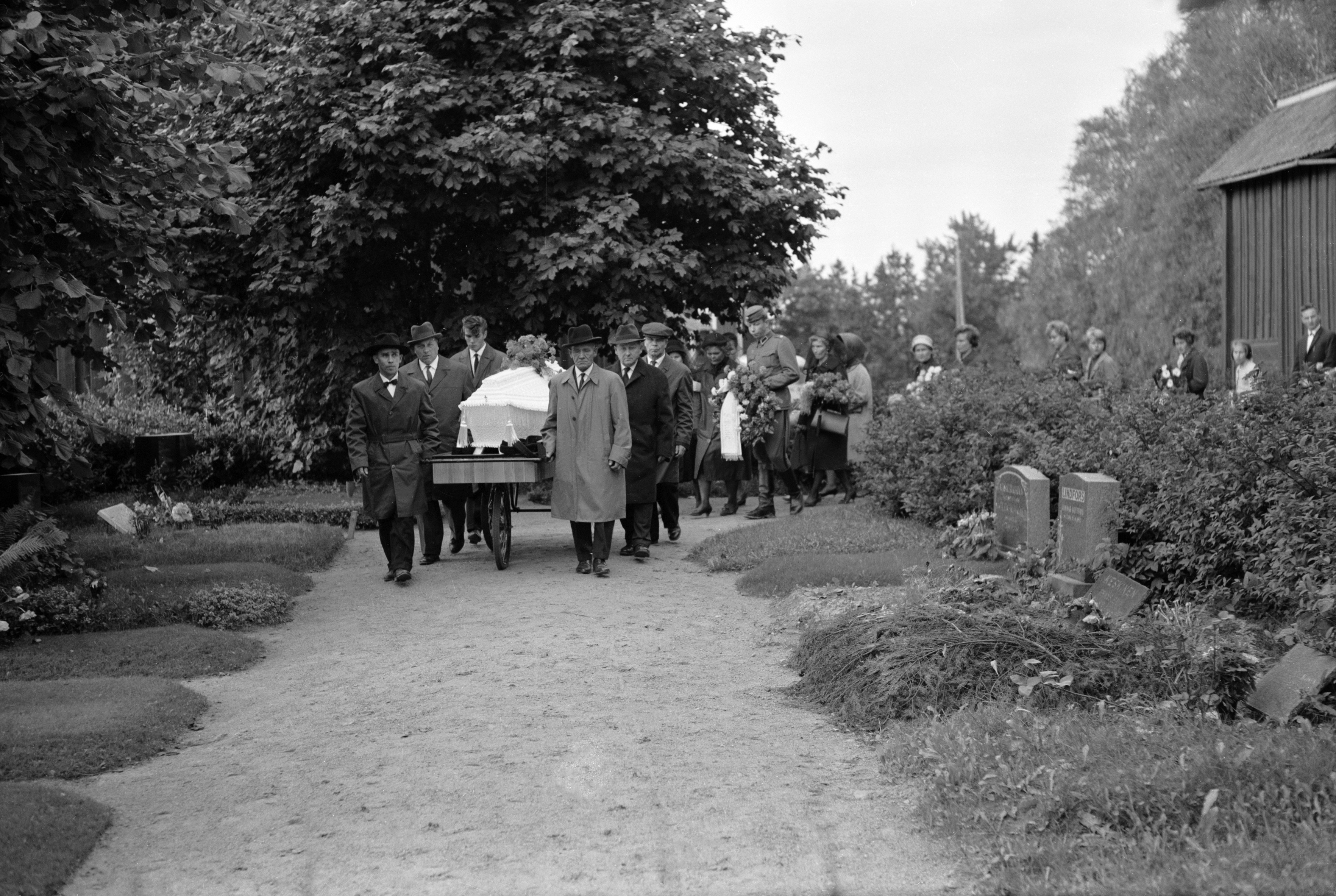 Sakari Kolehmaisen hautajaiset, hautasaatto. Mahdollisesti Pohjoinen hautausmaa (=Malmin hautausmaa).