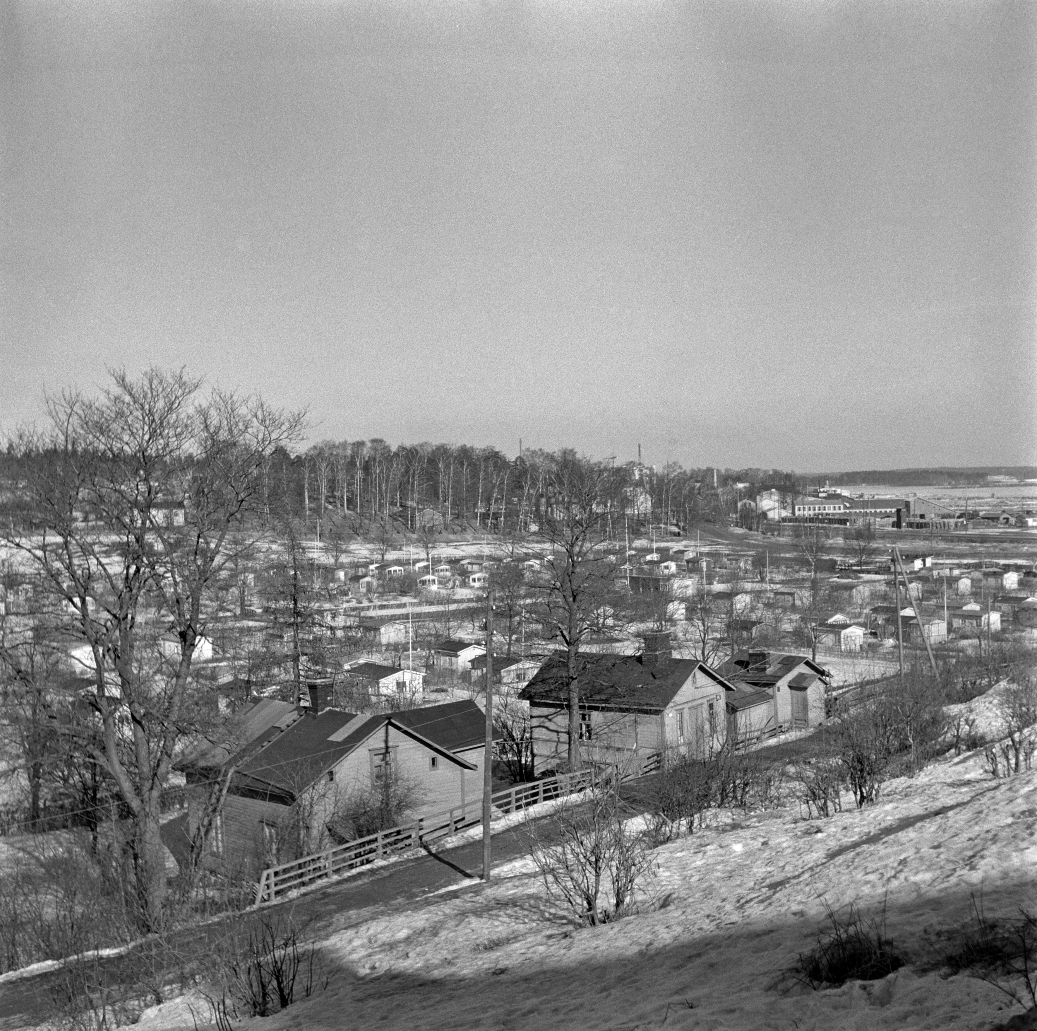 Kumpulankatu 16 (?)  ja Vallilan siirtolapuutarha.