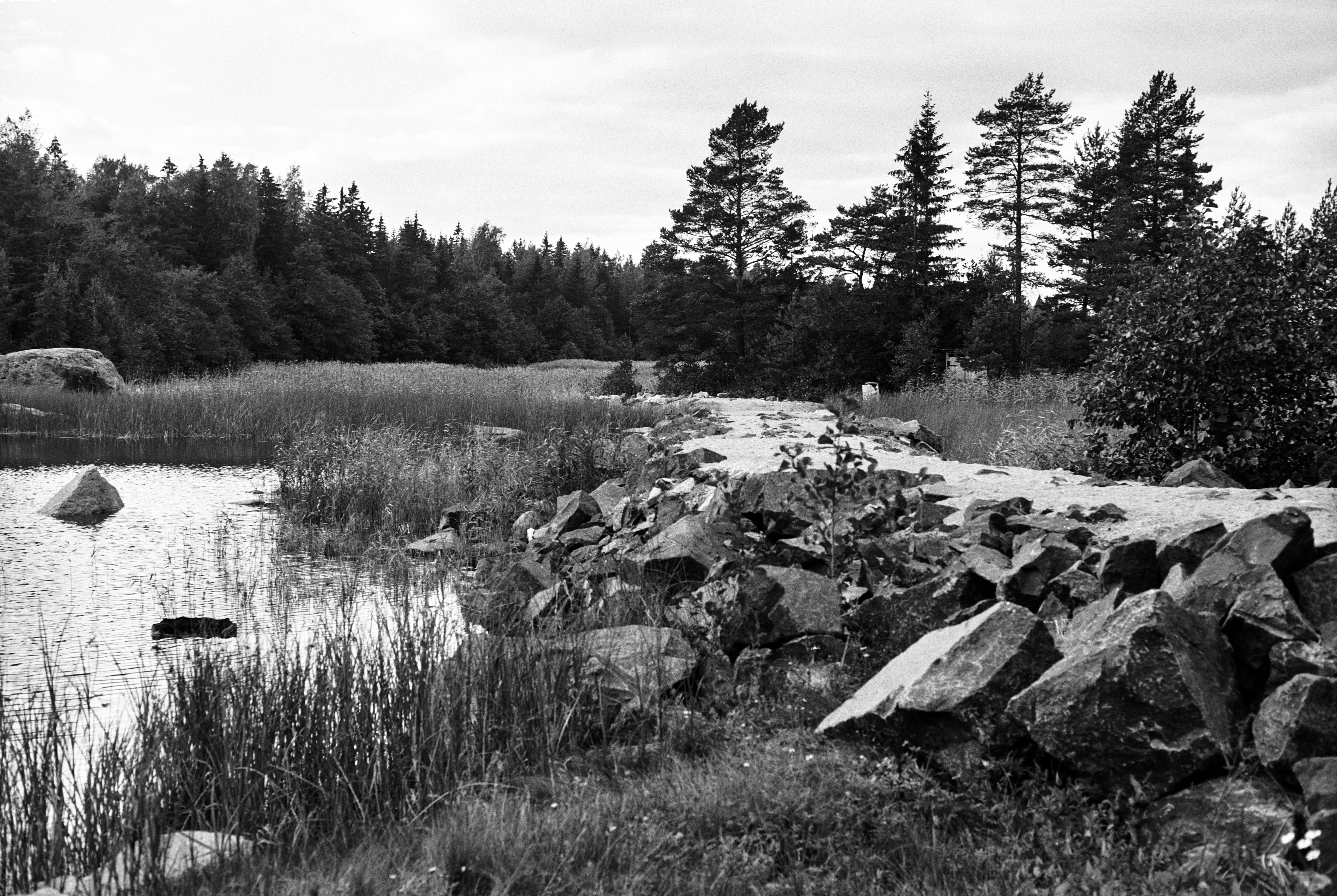 Uutela. Kivenlohkareista pengerretty rantatie Uutelassa.