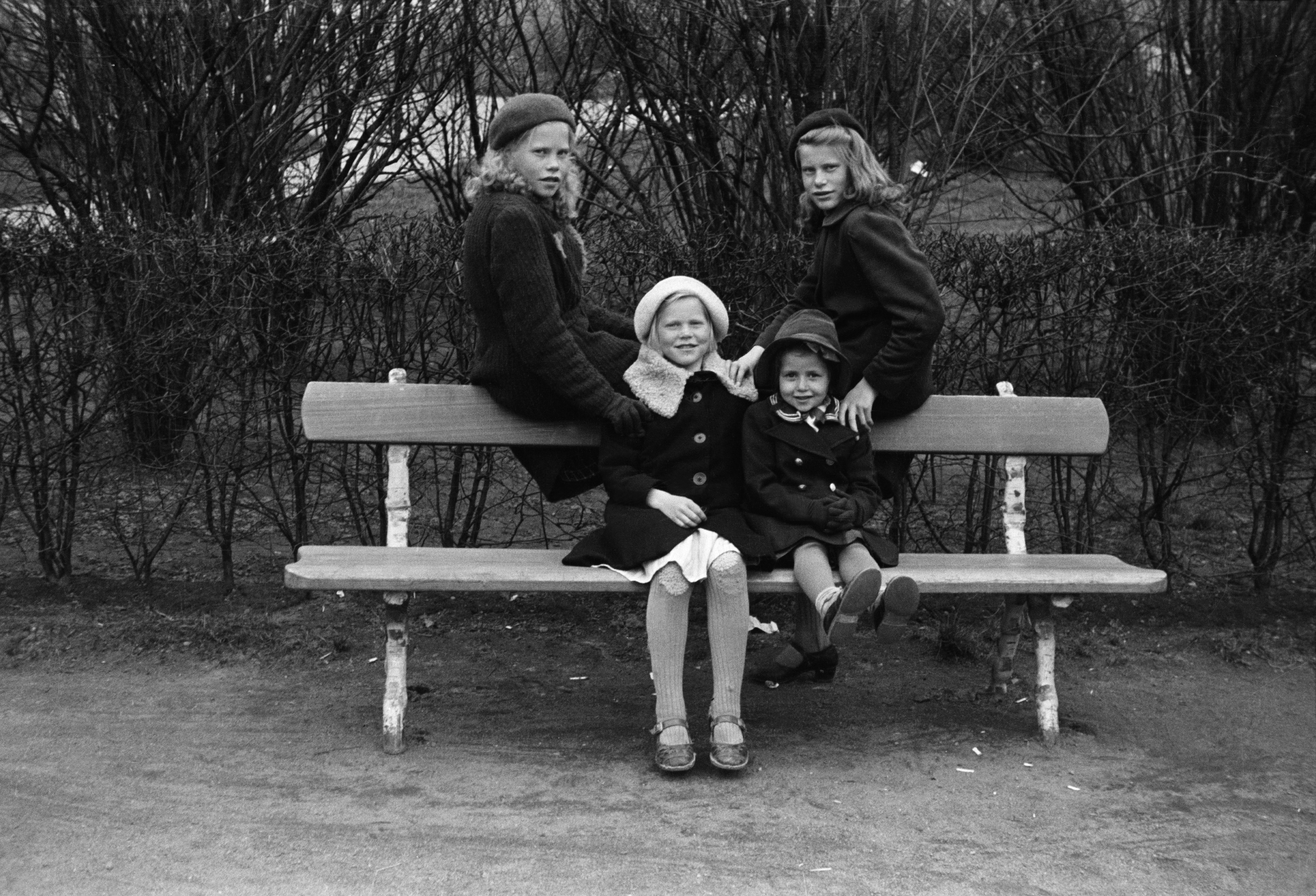Neljä tyttöä penkillä Karhupuistossa (ent. Agricolanpuisto).