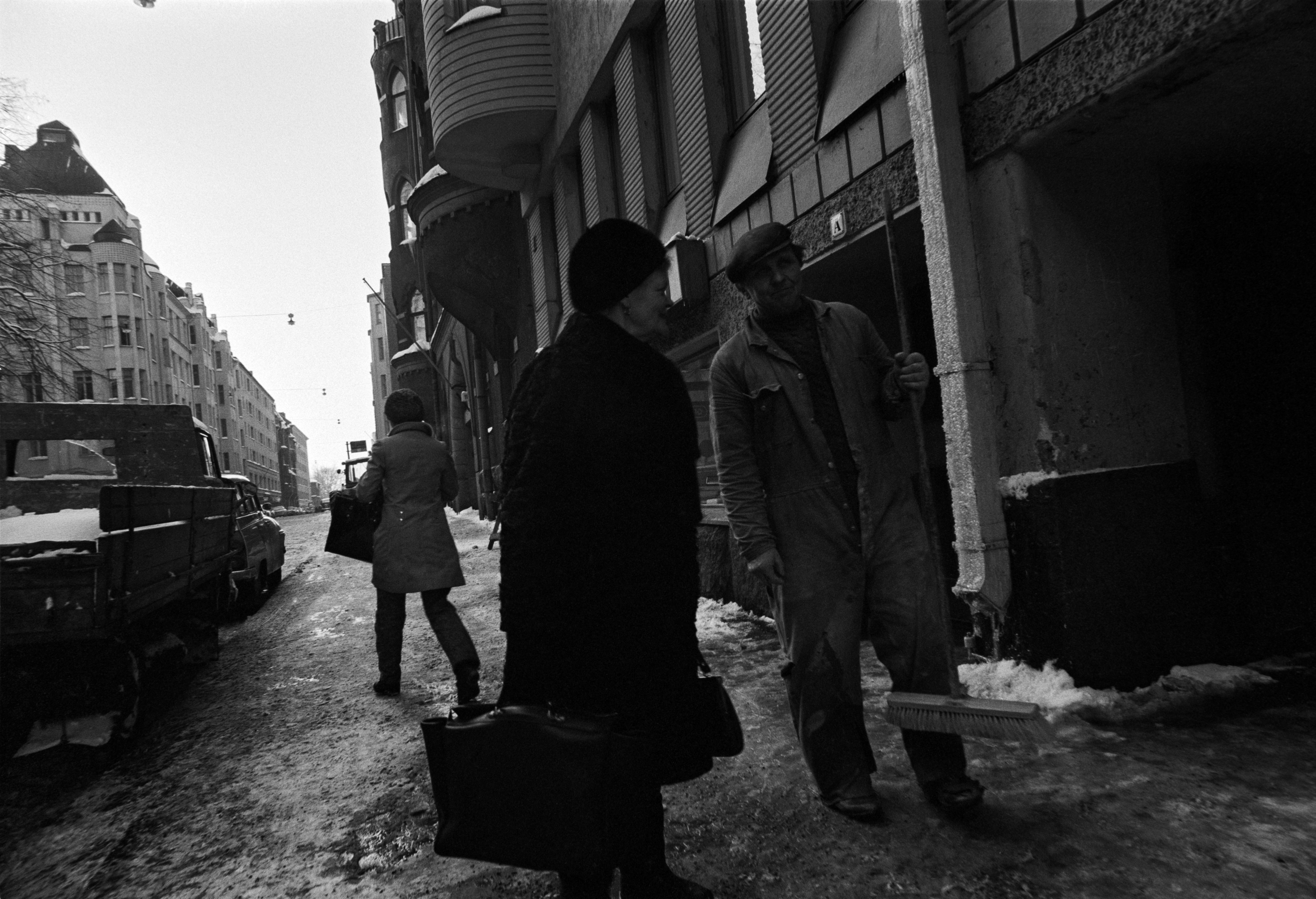 Liisankatu. Talonmies ja vanha nainen keskustelemassa kadulla Liisankatu 9:n edustalla.