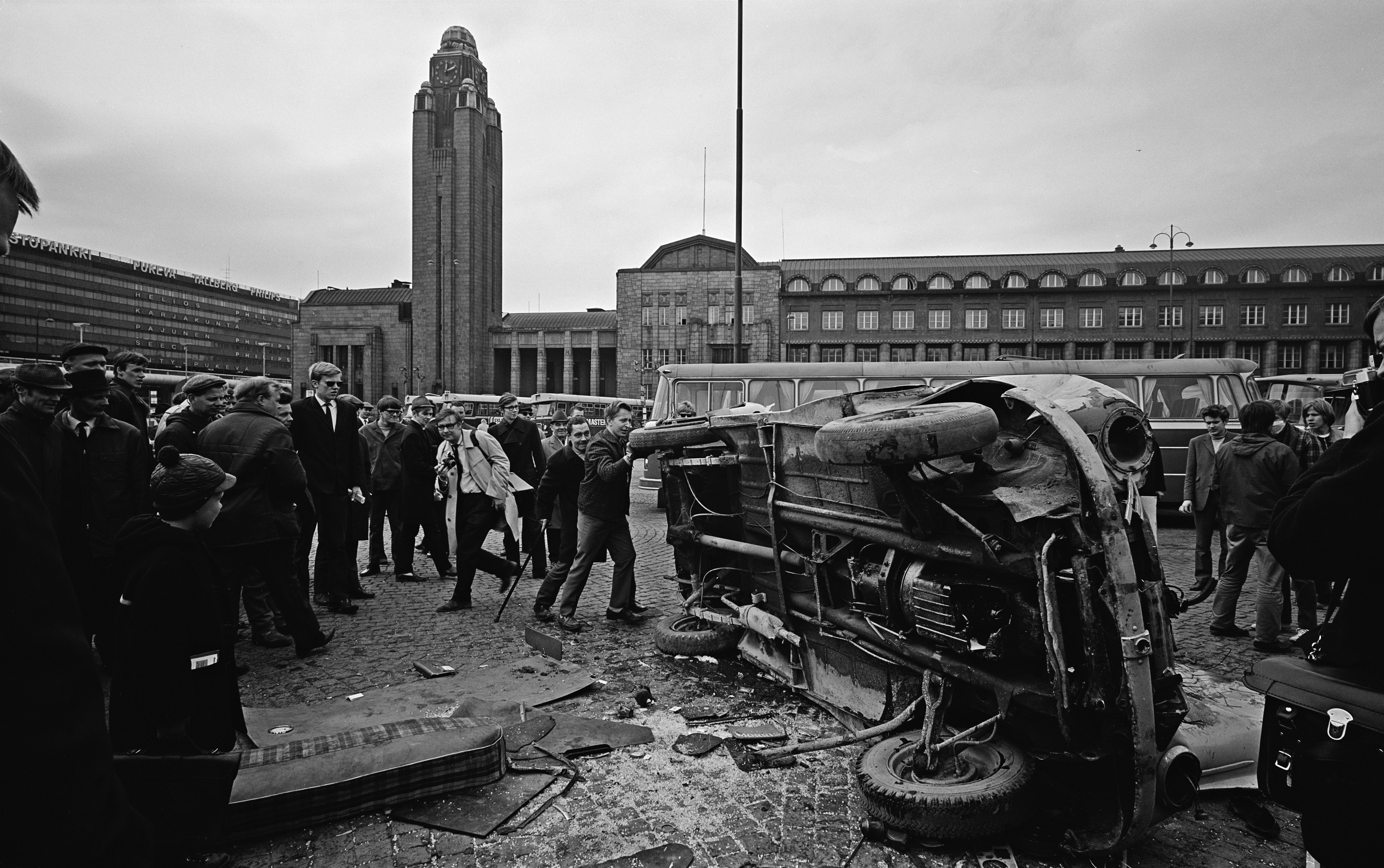 Saasteviikko toukokuussa 1969, mielenosoitus Rautatientorilla. Yleisön mielenilmausten kohteeksi jätetty auto.