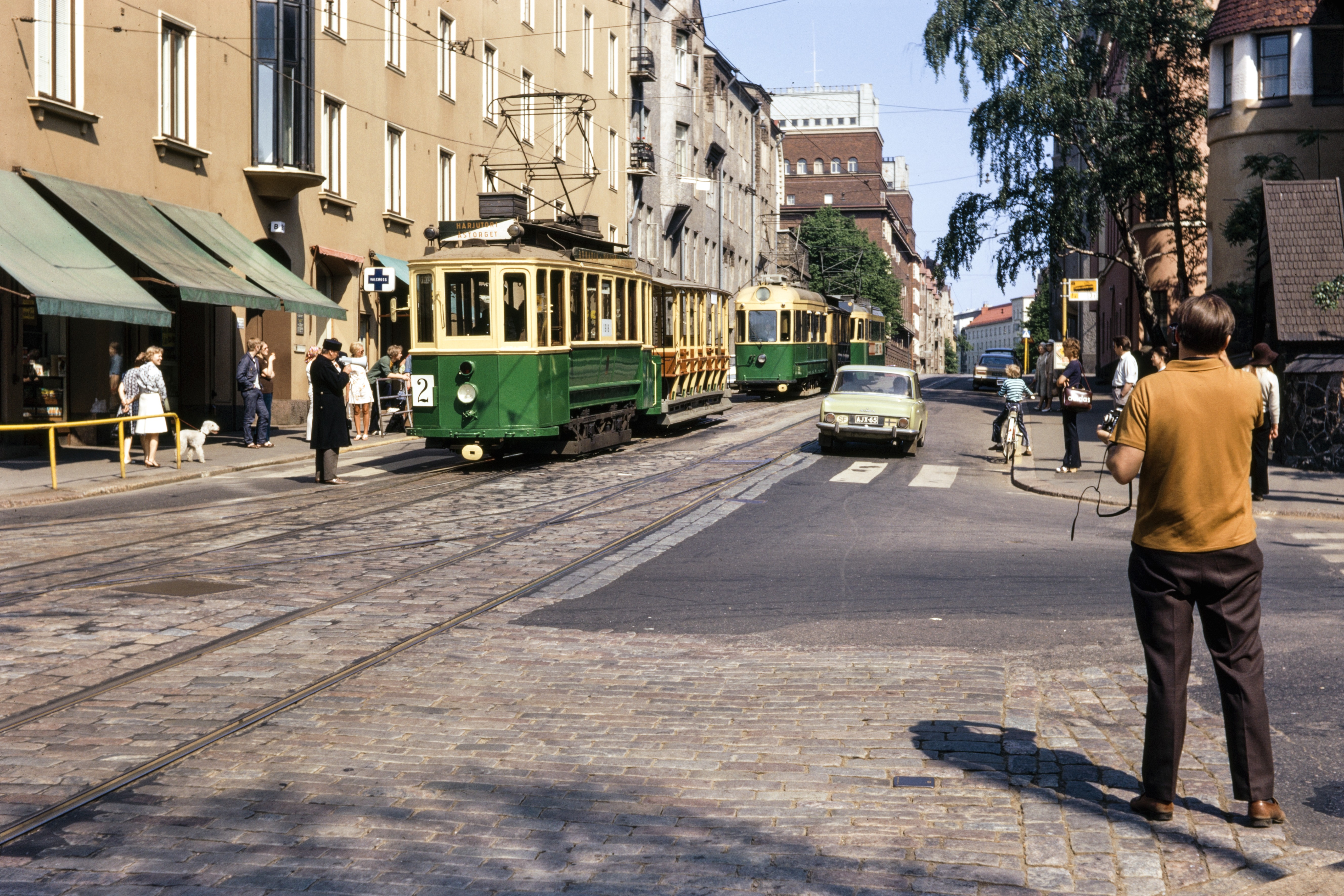 Vanhan raitiovaunukaluston esittely Helsinki-päivien aikana 1971. Etualalla oleva raitiovaunu on vuonna 1911 valmistettu moottorivaunu (HKL-19).