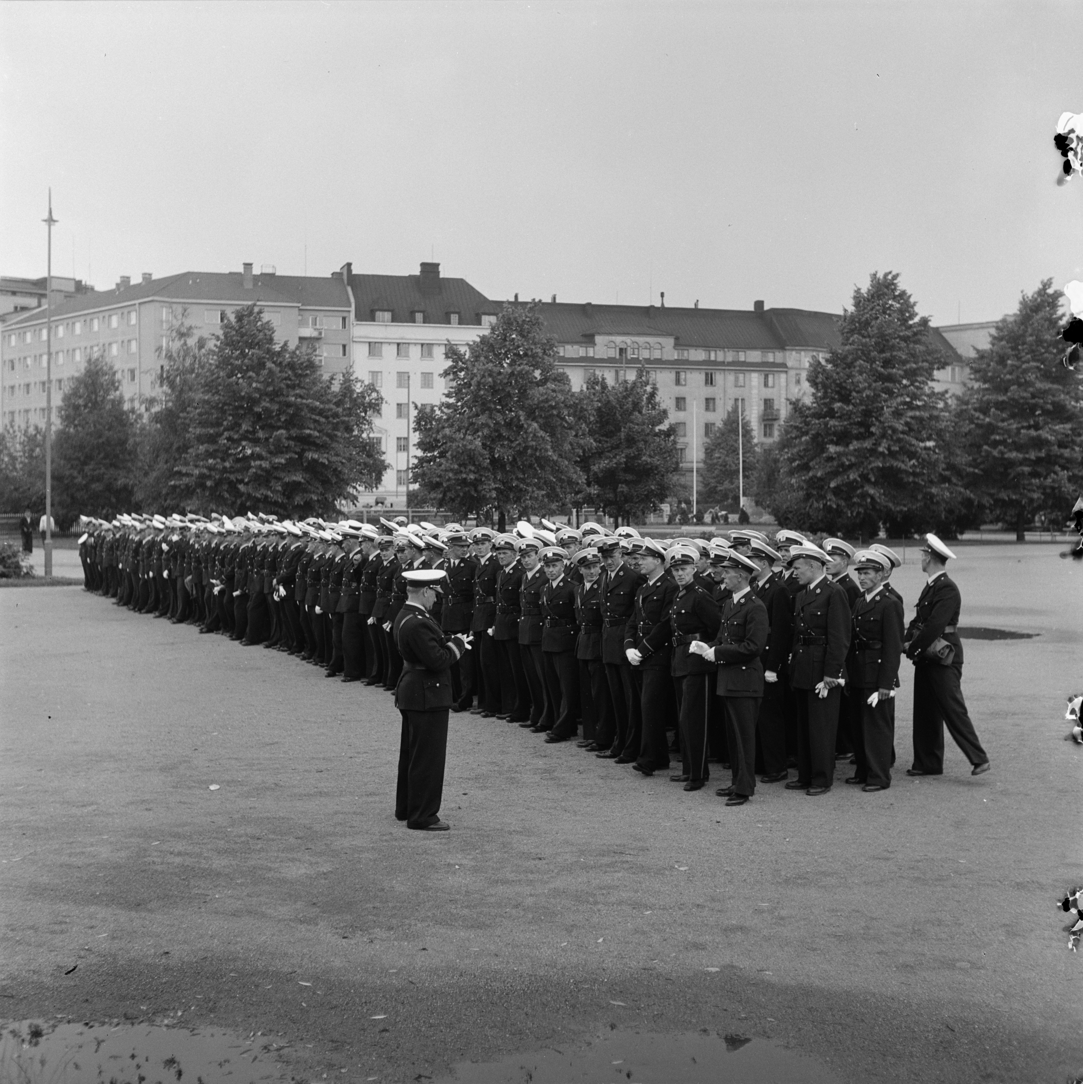 Helsingin olympialaiset 1952. Avajaiset 19.7. Olympiastadionilla. Poliisijoukot järjestäytyvät stadionin edustalla.
