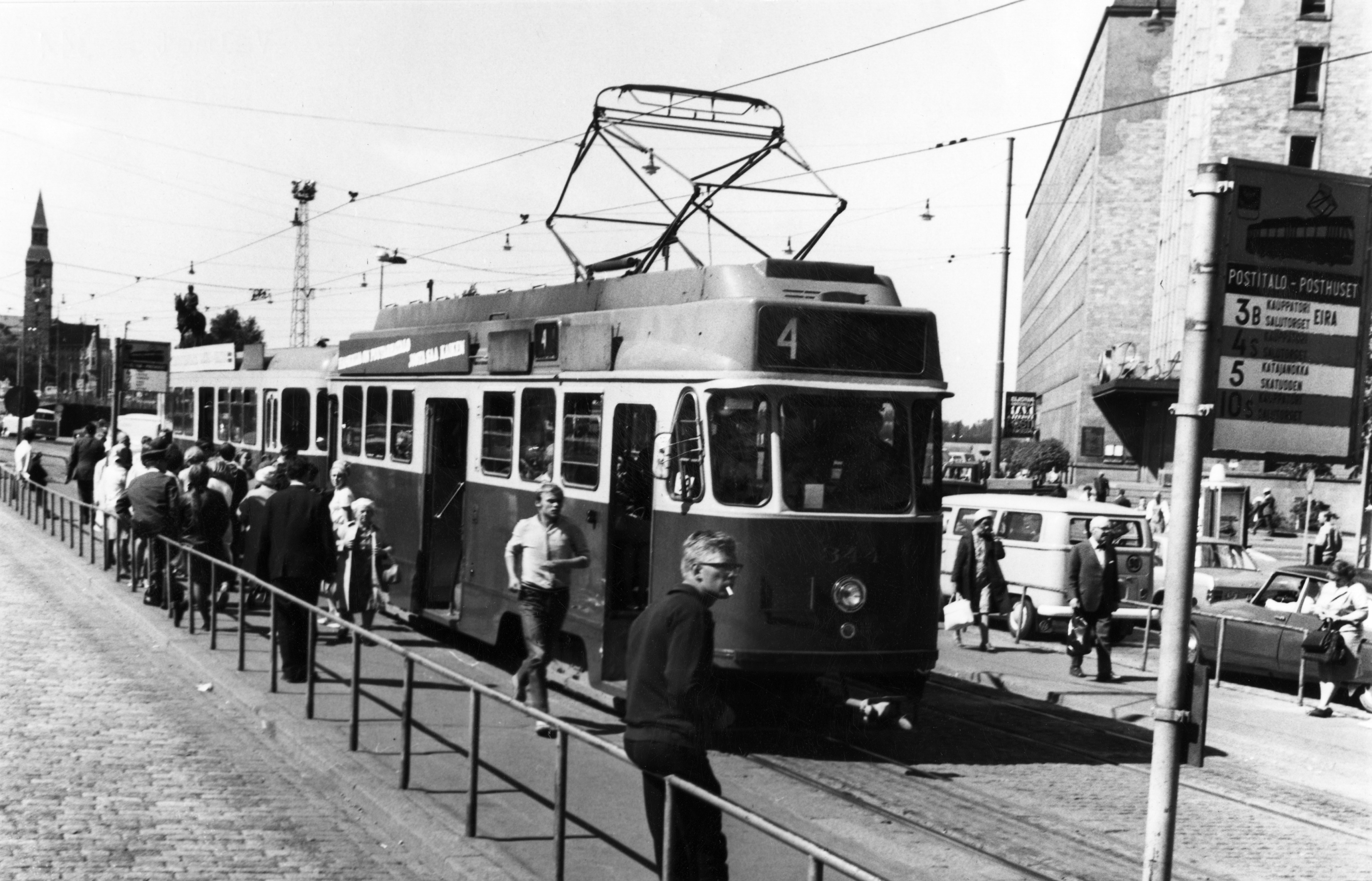 Linjan 4 raitiovaunu Postitalon pysäkillä, Mannerheimintie 9.
