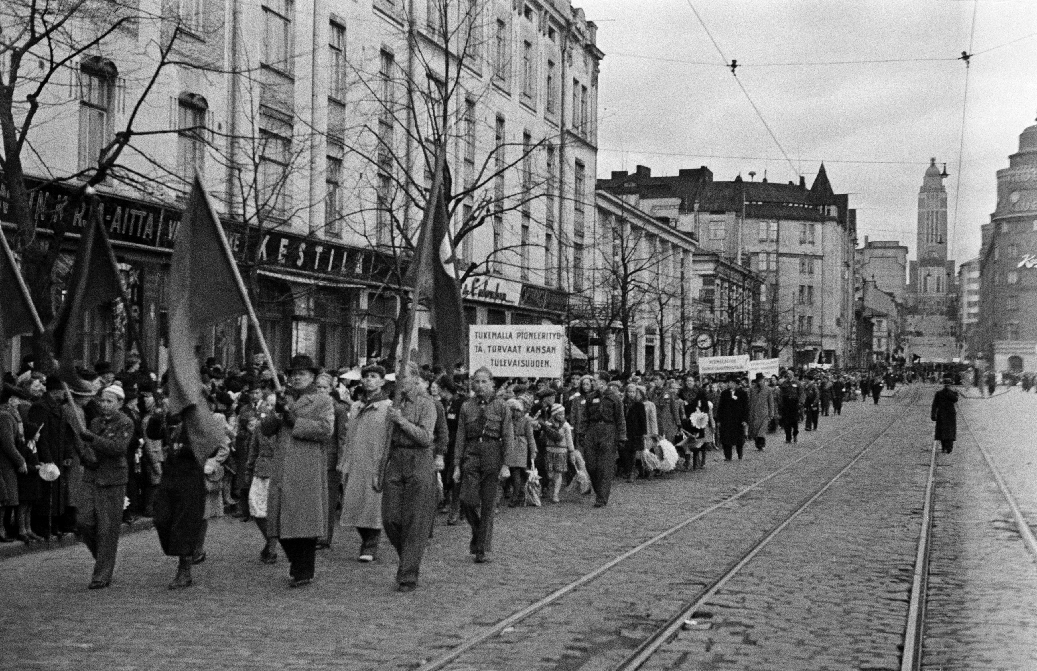 Vappukue Siltasaarenkadu on the way to the Senateintor for the left-wing joint fog party.