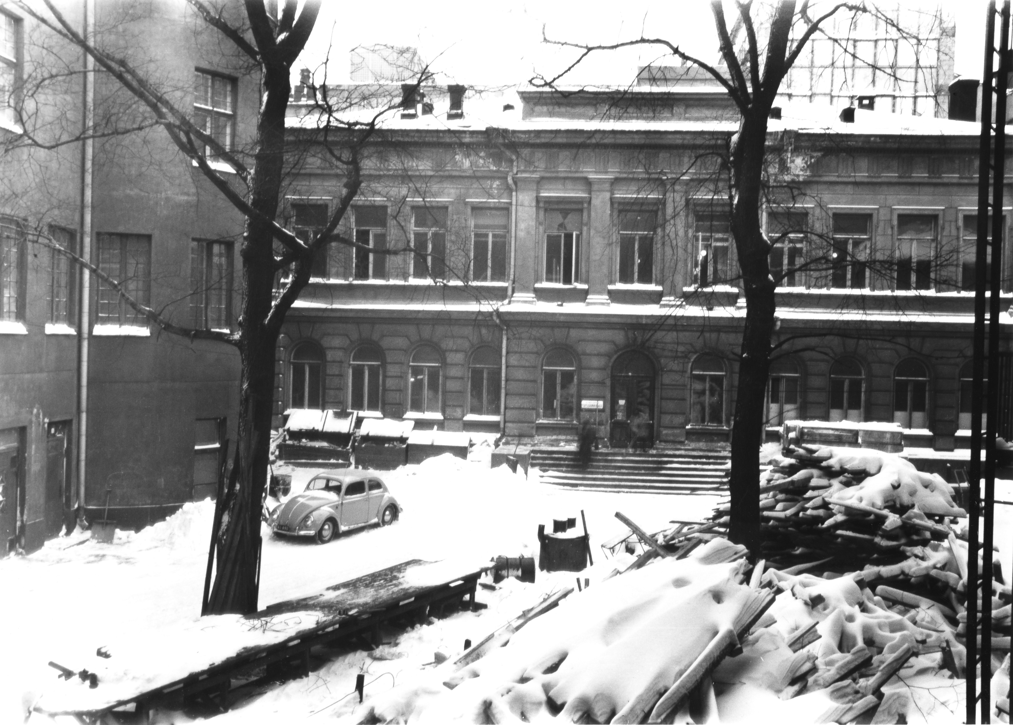 Helsingin yliopiston ylioppilaskunnan kirjasto. Mannerheimintie 5. Kaivopihan kirjastotalo purettiin v. 1955.