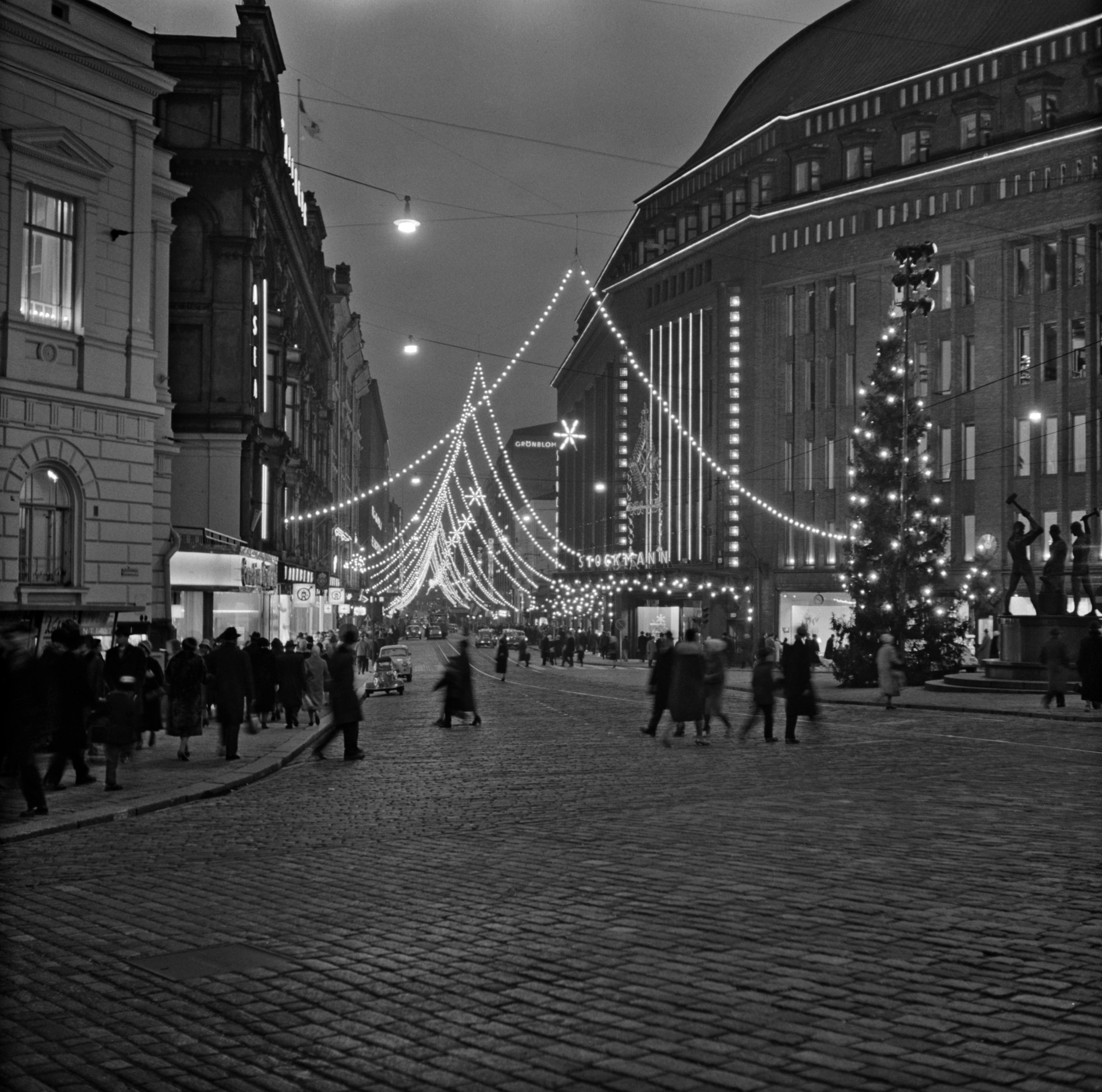 Aleksanterinkatu joulukatuna, kuvattu Kolmen sepän aukiolta itsenäisyyspäivänä. Oikealla Stockmannin tavaratalo.